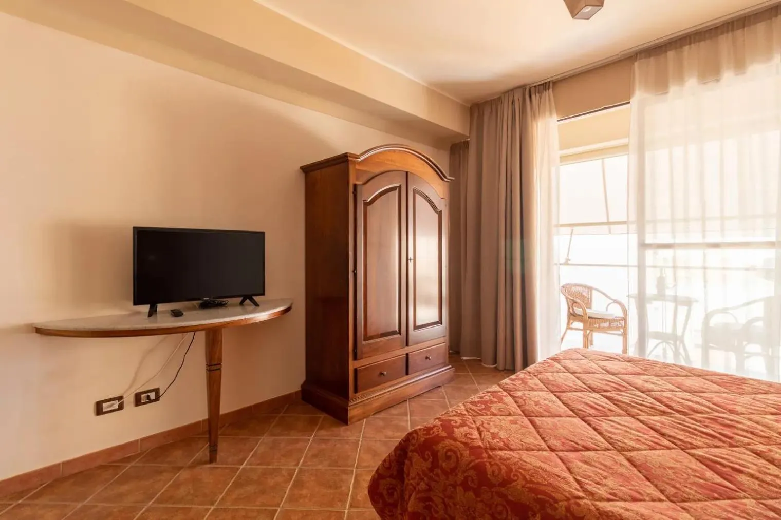 Photo of the whole room, Bed in Sikania Suite