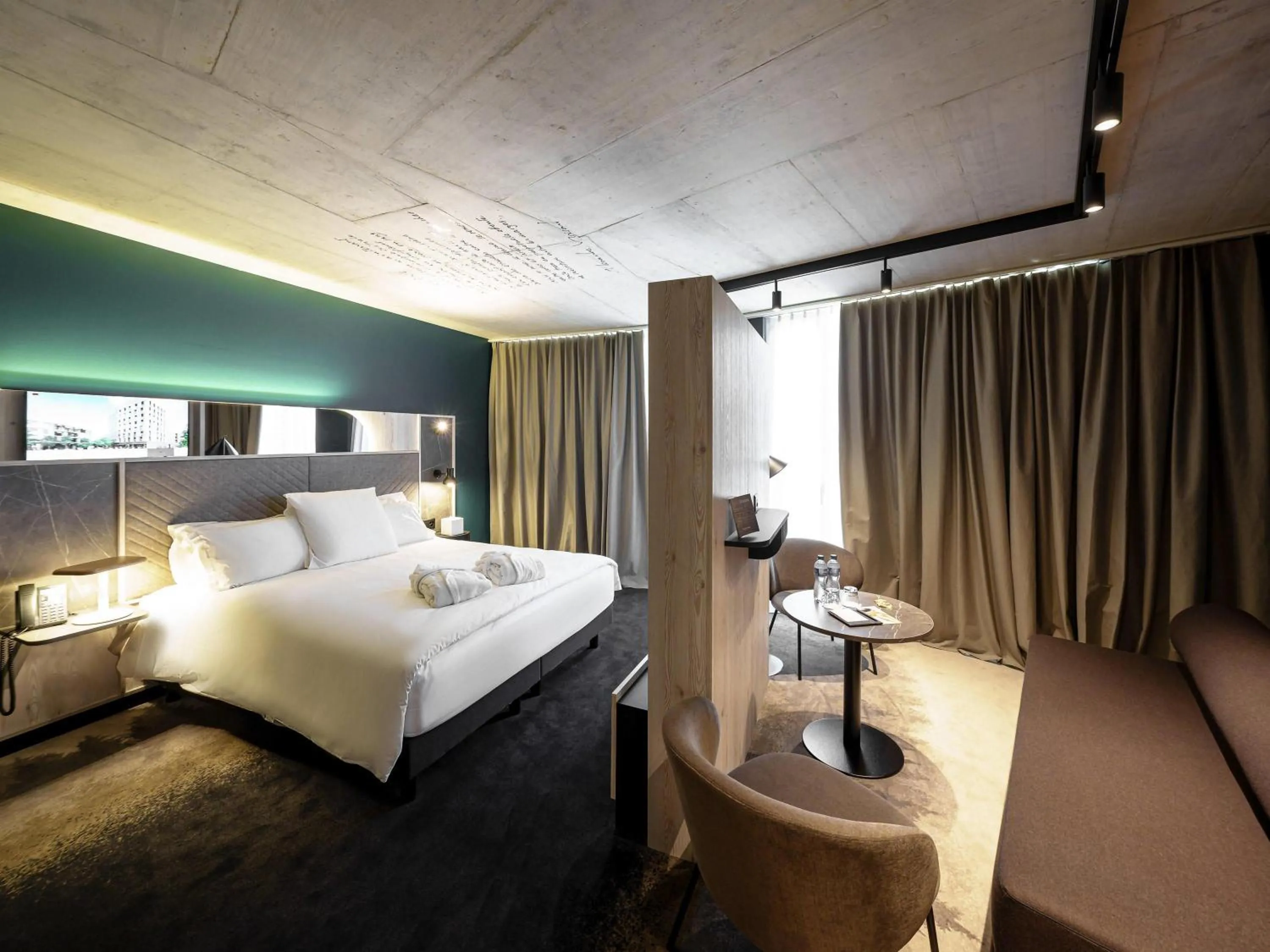 Bedroom, Bed in Mercure Hotel Delémont