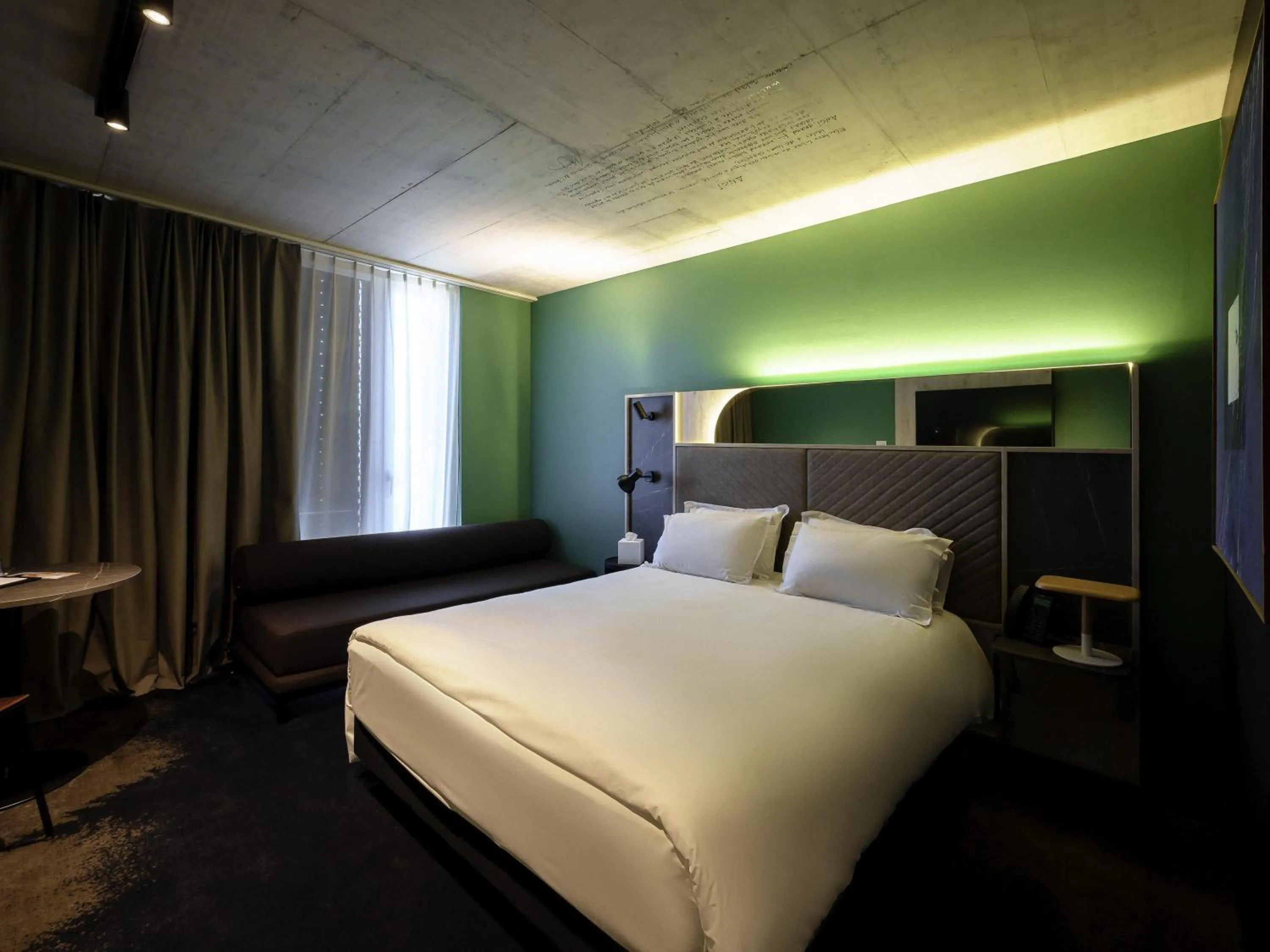 Bedroom, Bed in Mercure Hotel Delémont