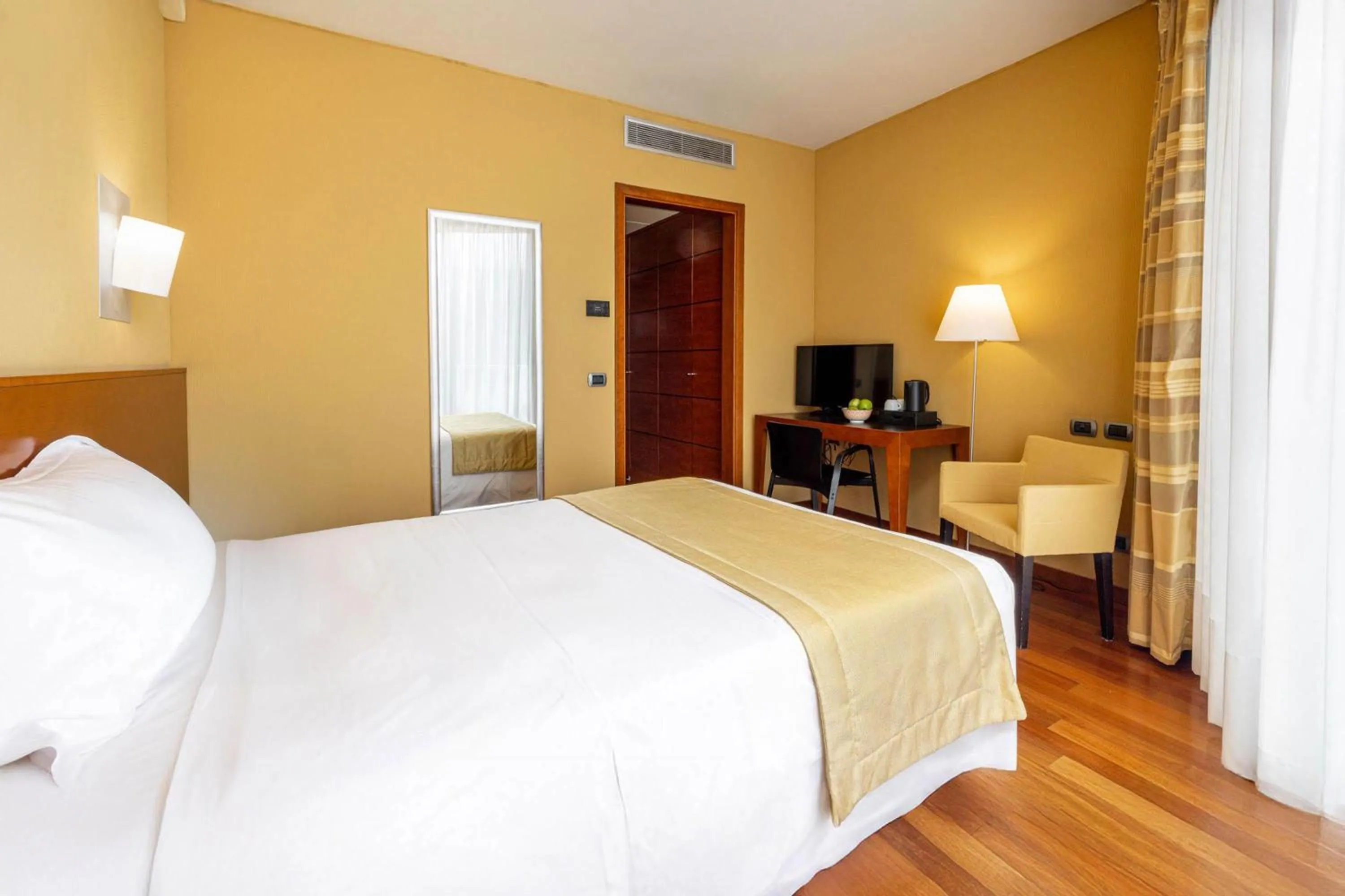 Photo of the whole room, Bed in B&B HOTEL Imperia Rossini al Teatro