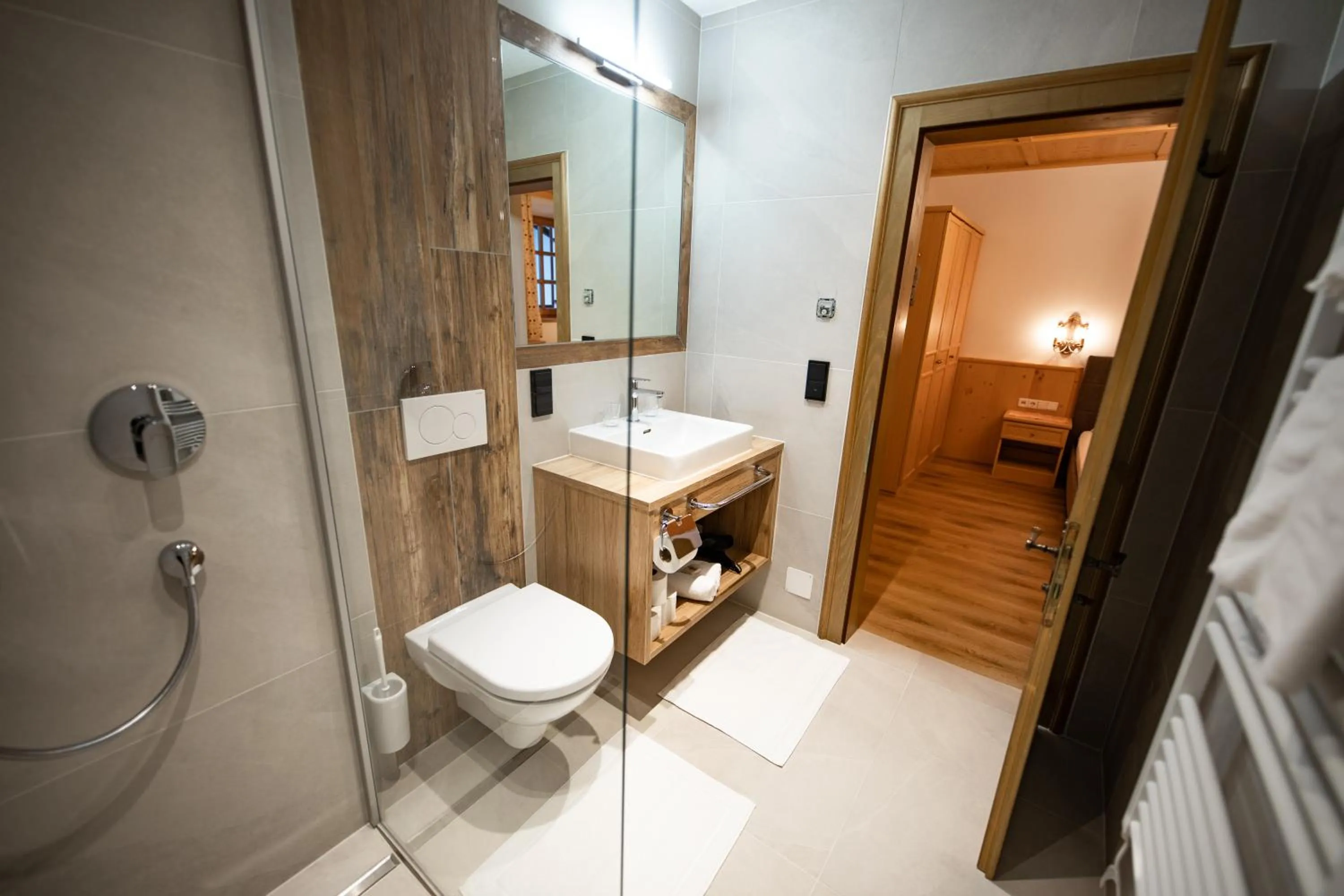 Toilet in Zimmer & Ferienwohnungen Dandler