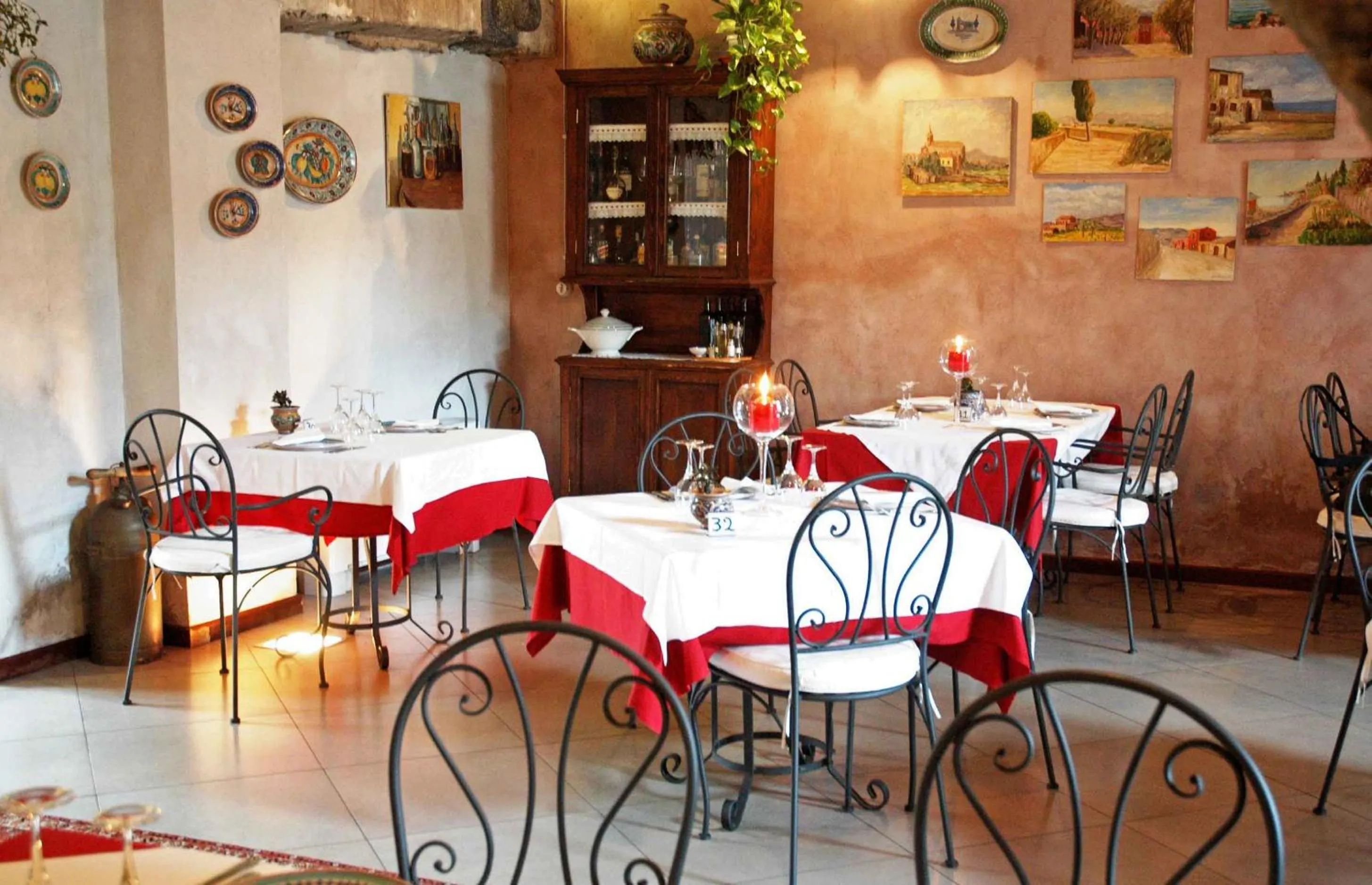Restaurant/places to eat in Etna Hotel