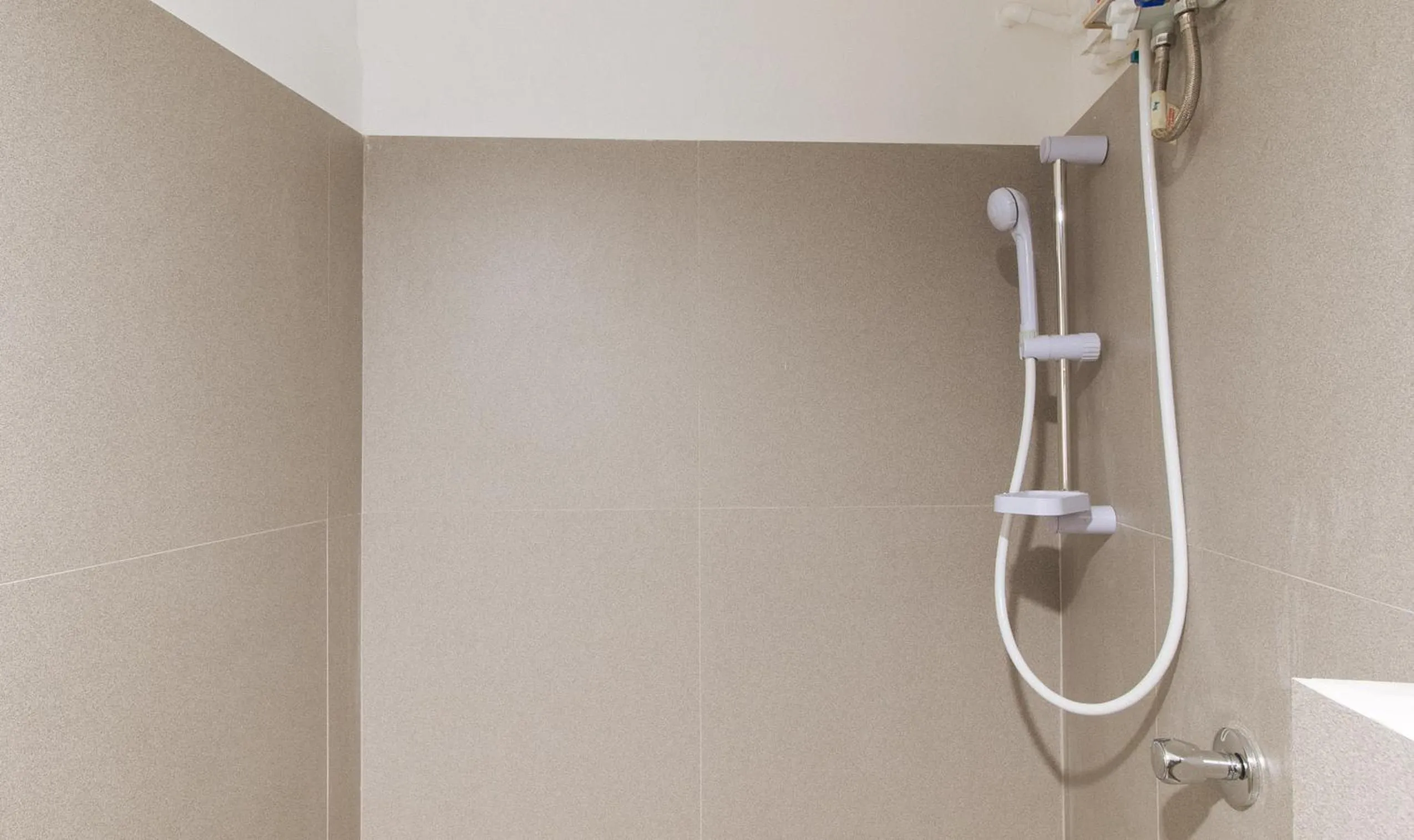 Shower in RedDoorz Hostel @ Ritz Place Baguio