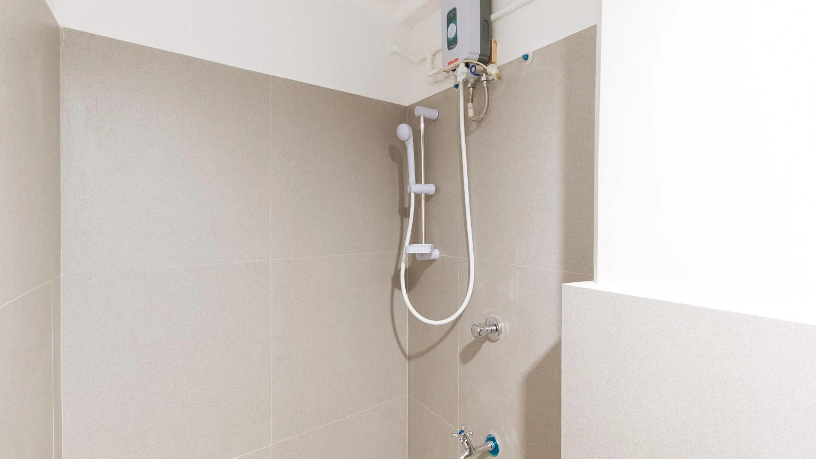 Shower in RedDoorz Hostel @ Ritz Place Baguio