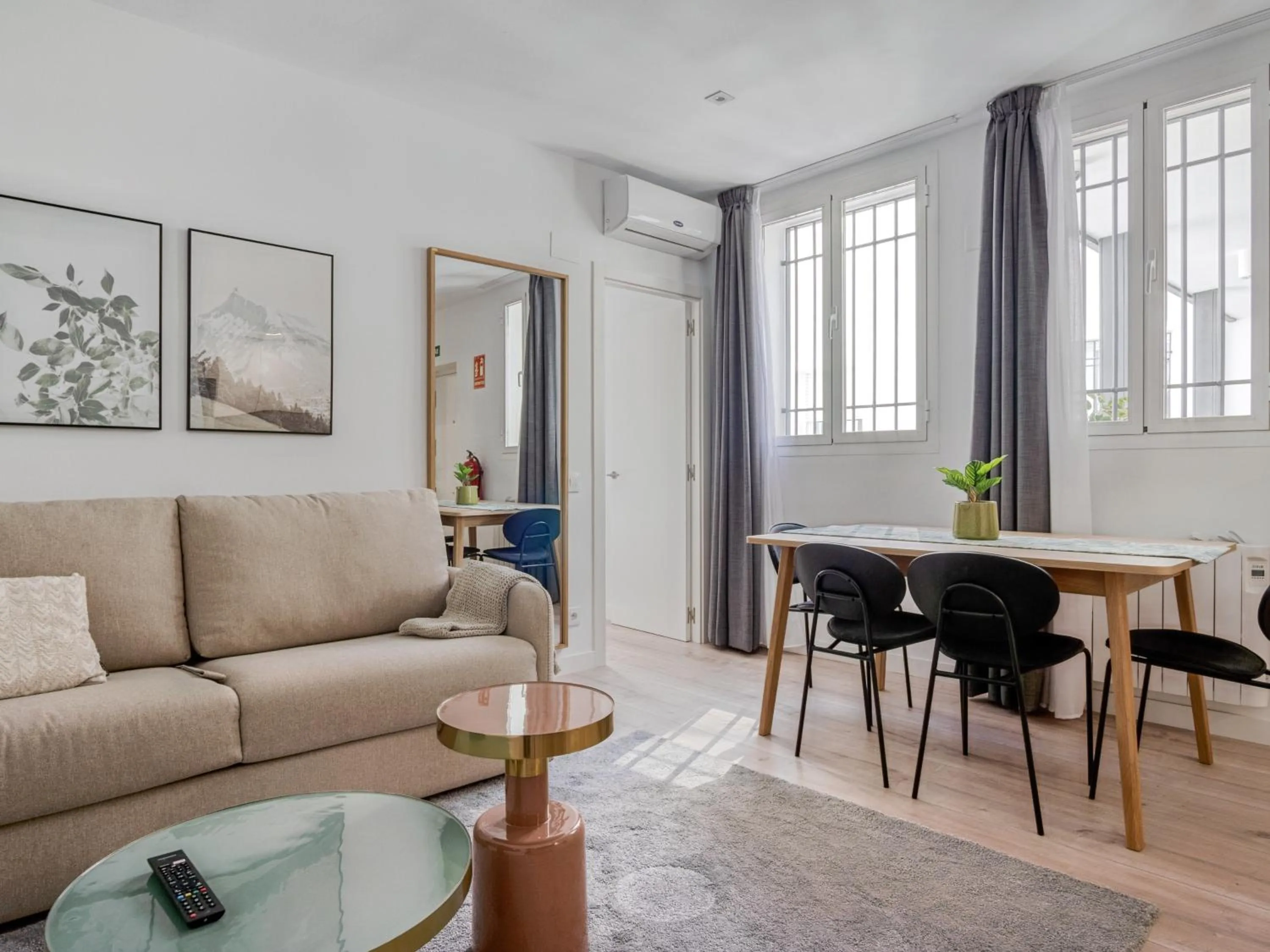 Living room in Limehome Madrid Calle Ave María - estancia temporal