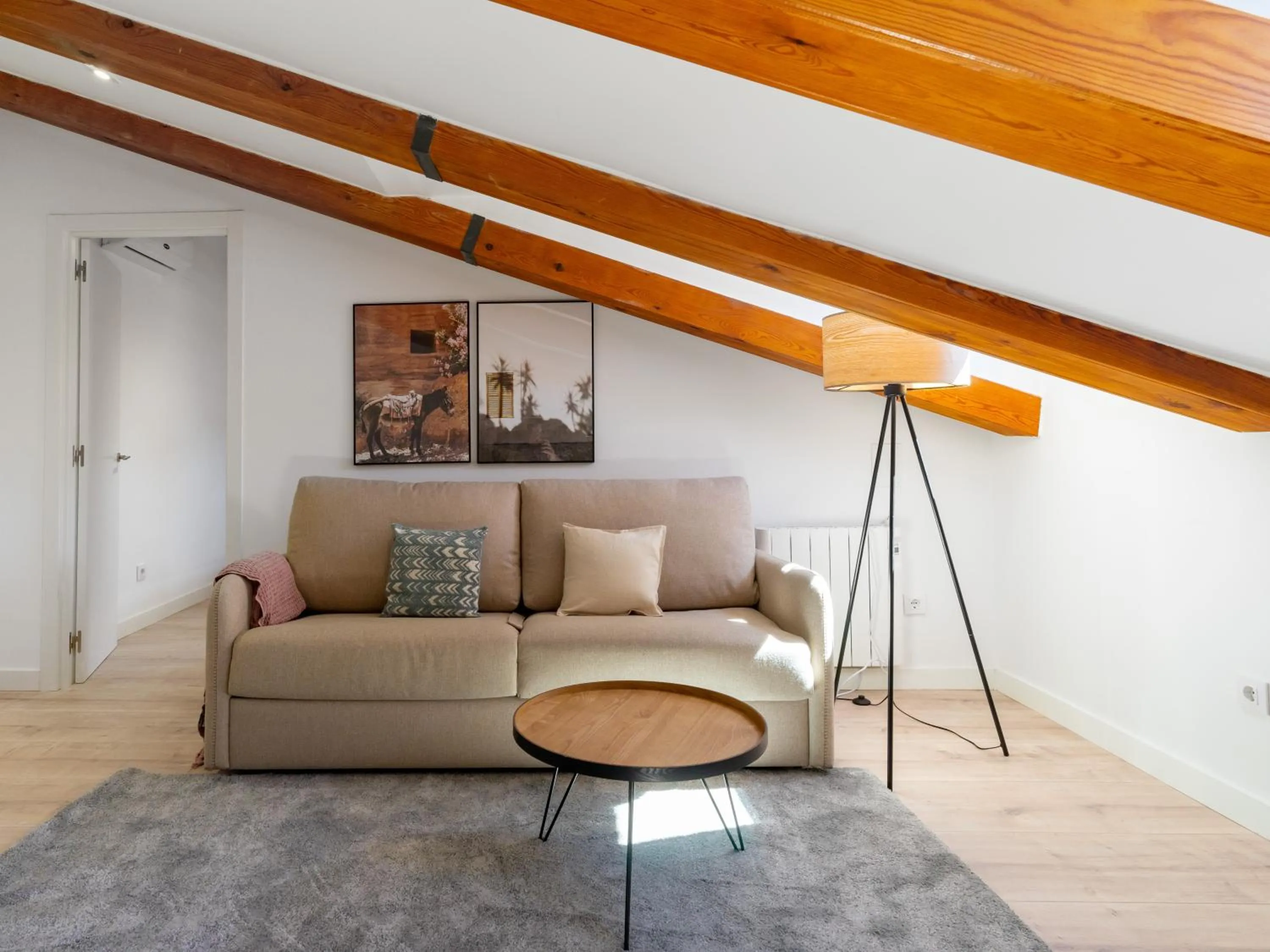 Living room in Limehome Madrid Calle Ave María - estancia temporal