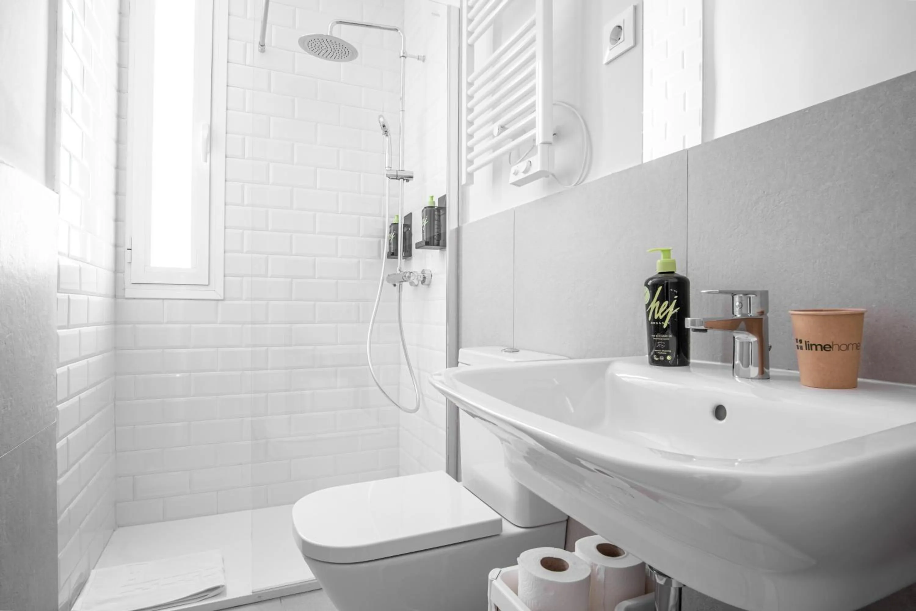 Shower in Limehome Madrid Calle Ave María - estancia temporal