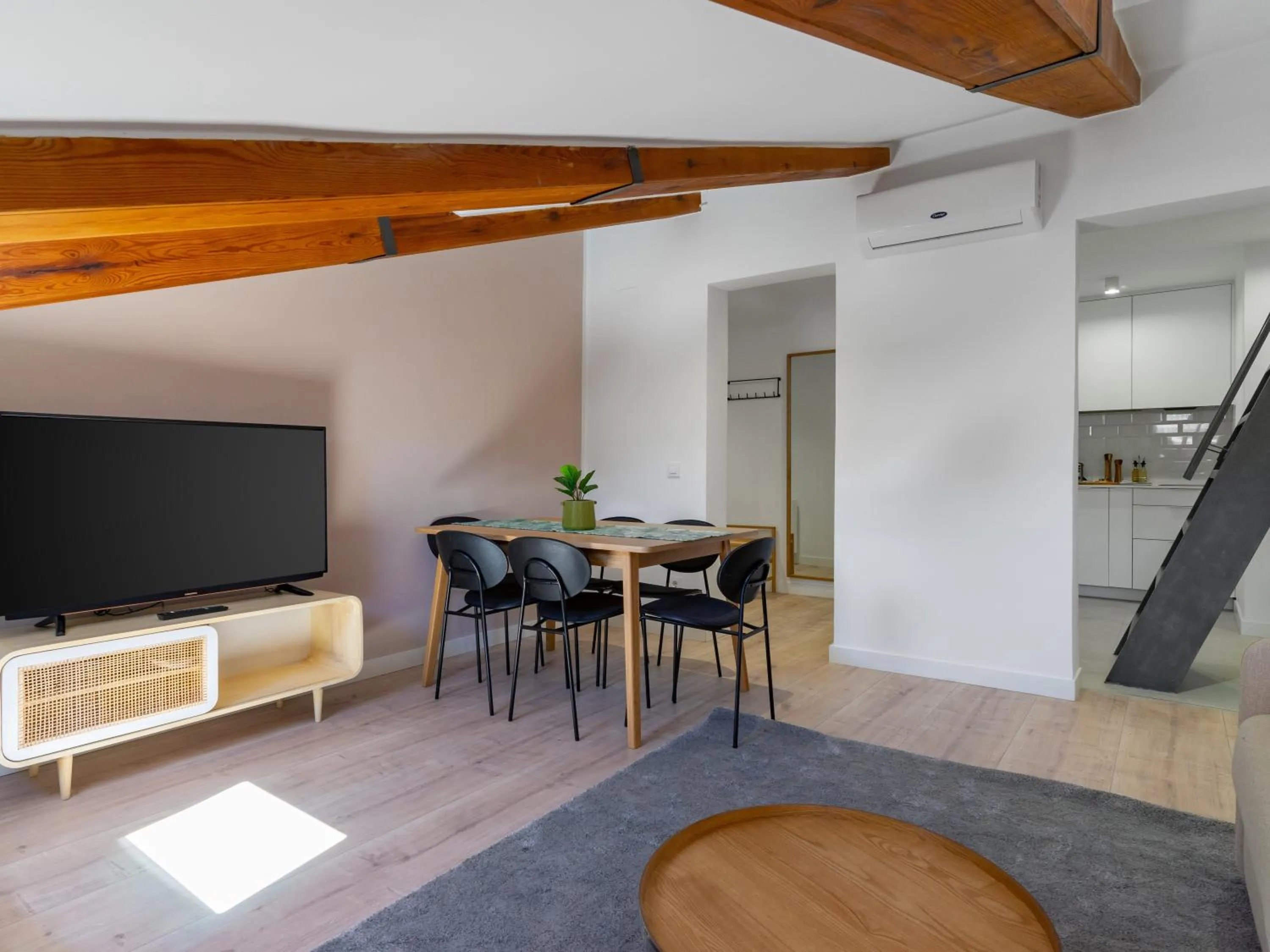 TV and multimedia in Limehome Madrid Calle Ave María - estancia temporal