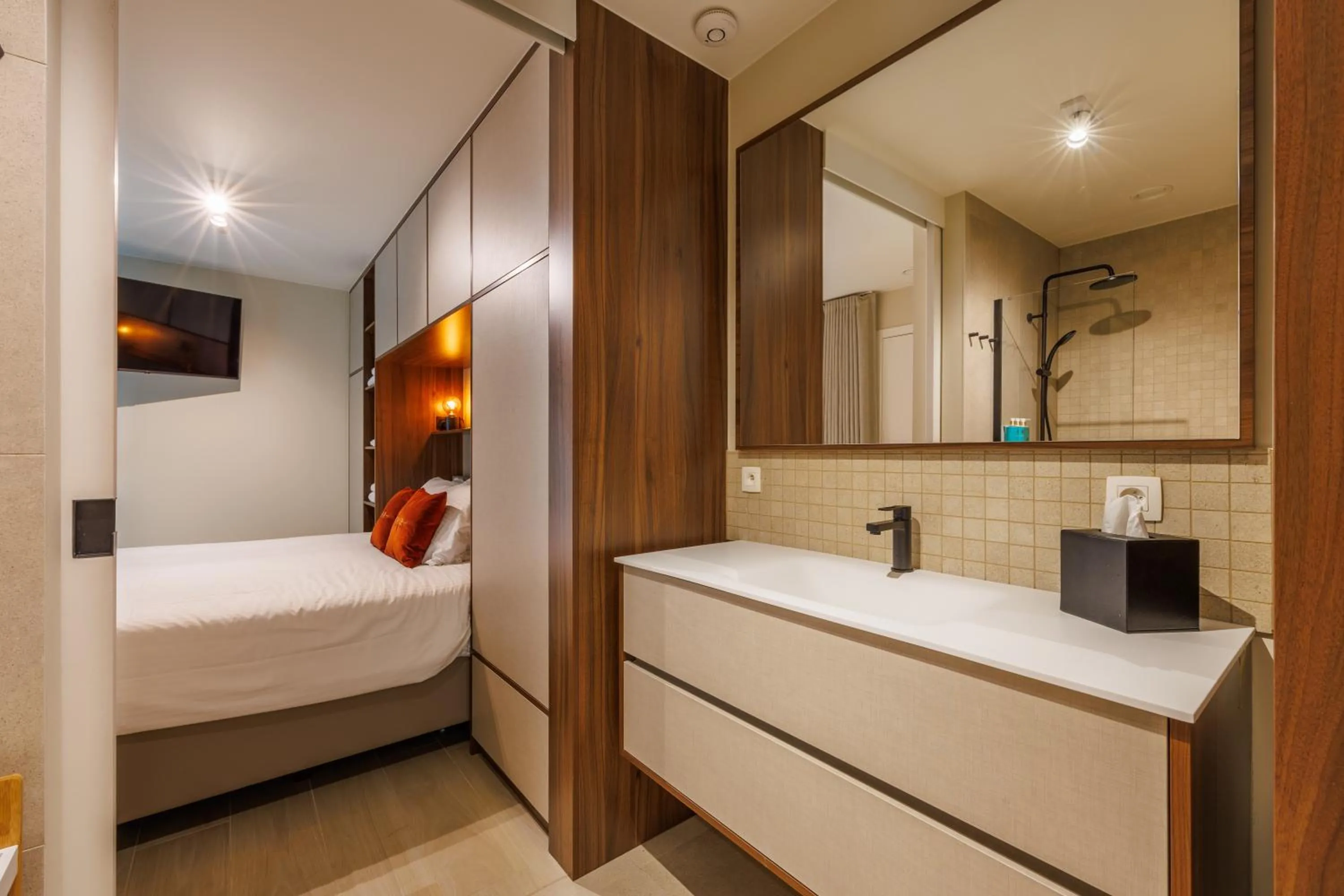 Bathroom, Bed in The CORNR Hotel