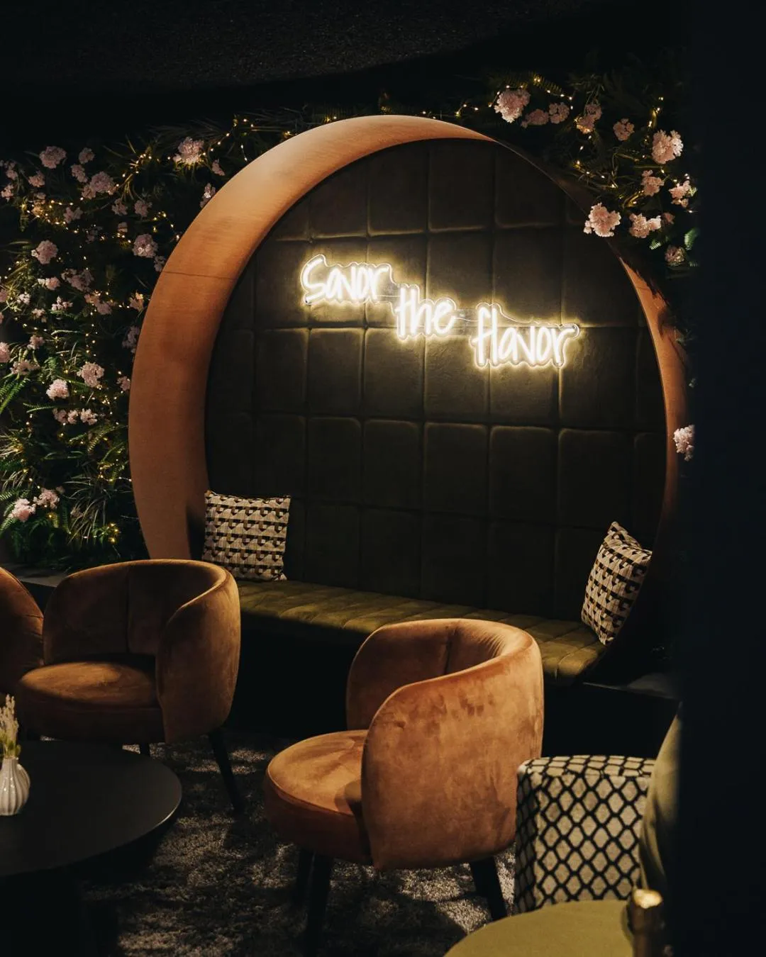 Restaurant/places to eat in The CORNR Hotel