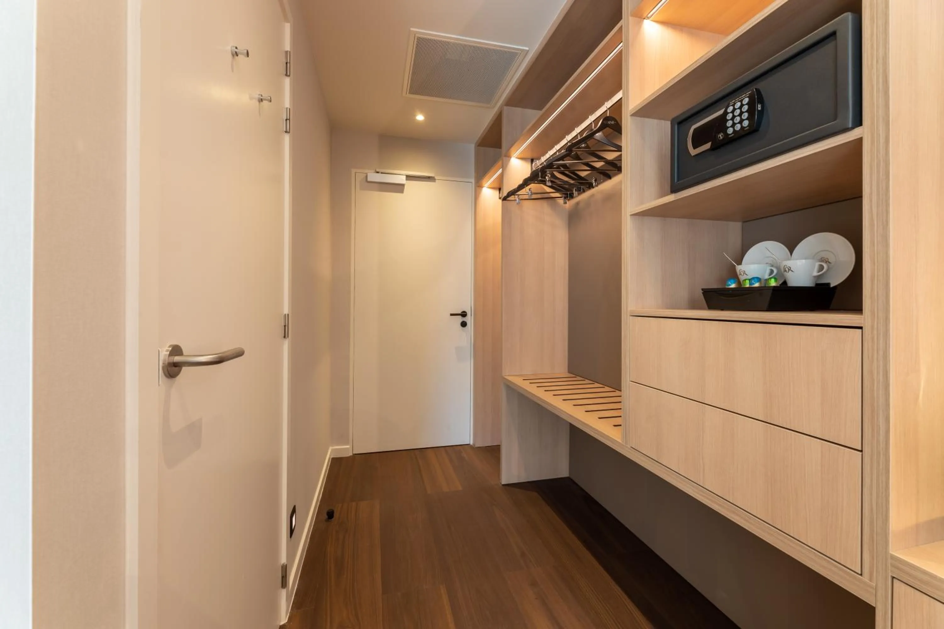 Coffee/tea facilities in The CORNR Hotel