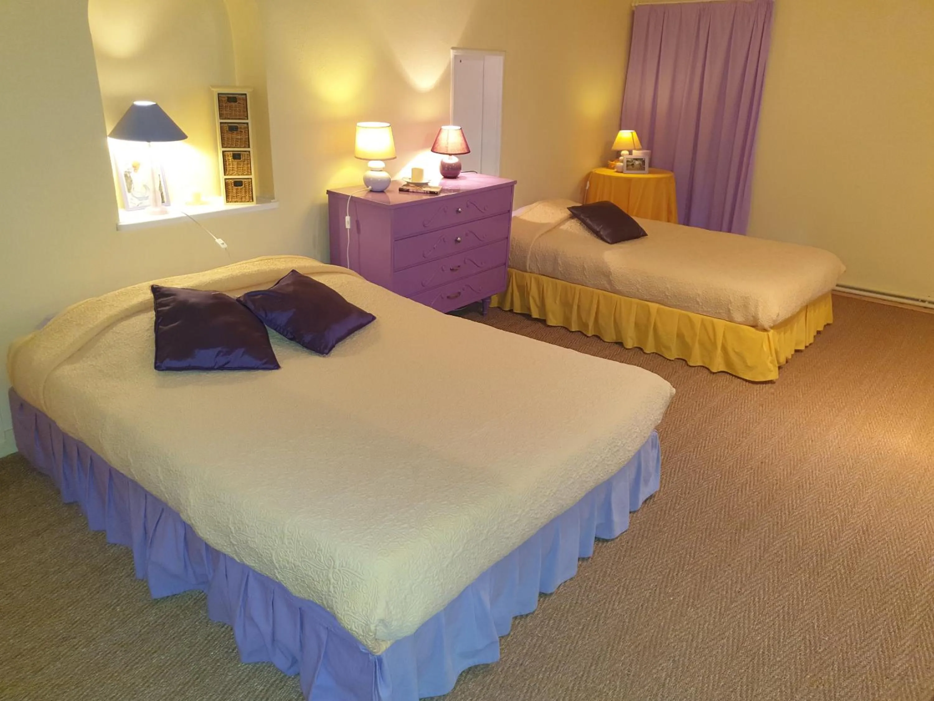 Bed in La Maison prés du ruisseau Chambre jaune