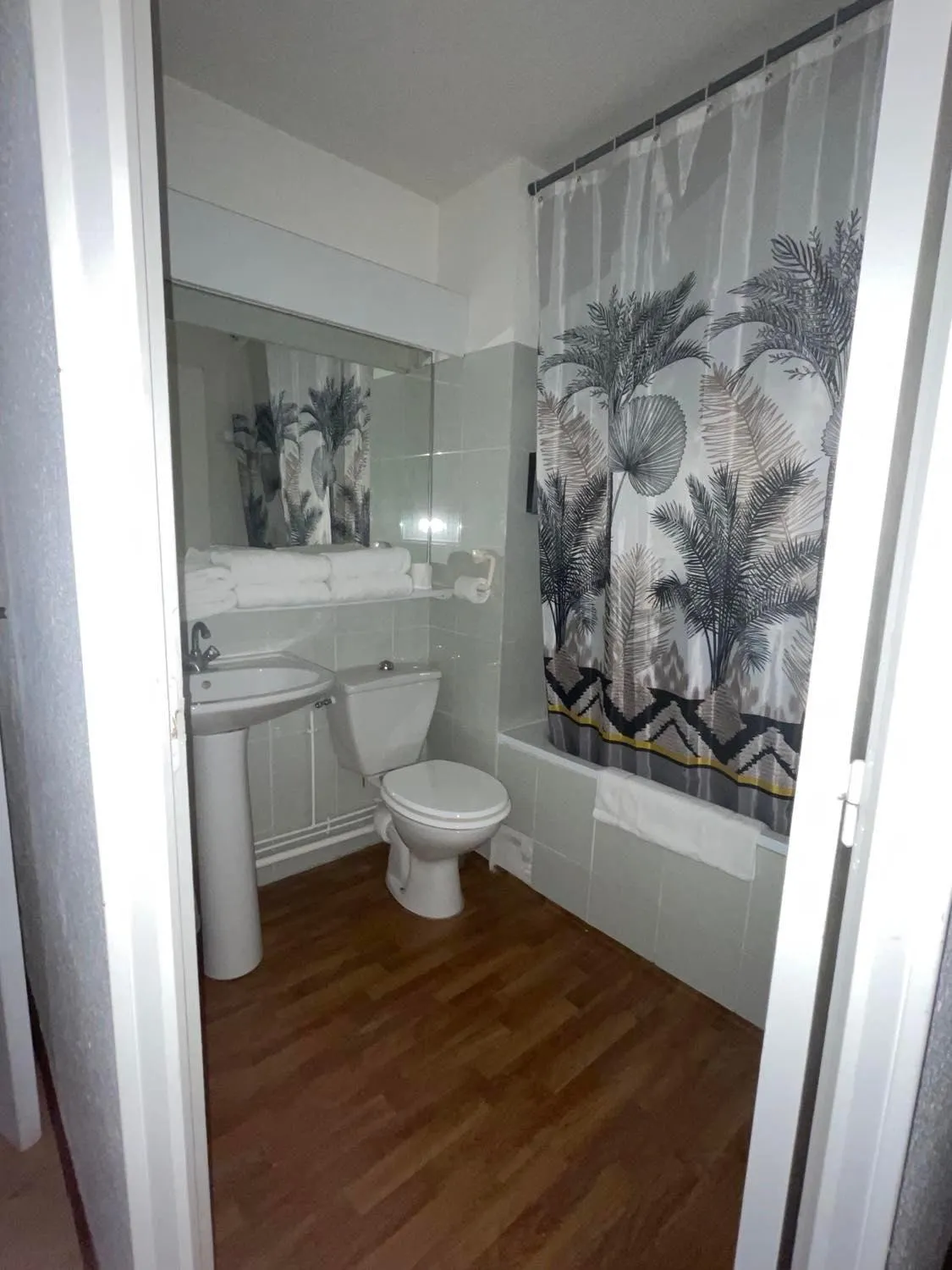 Shower in Bel Hotel Restaurant la Gentilhommière