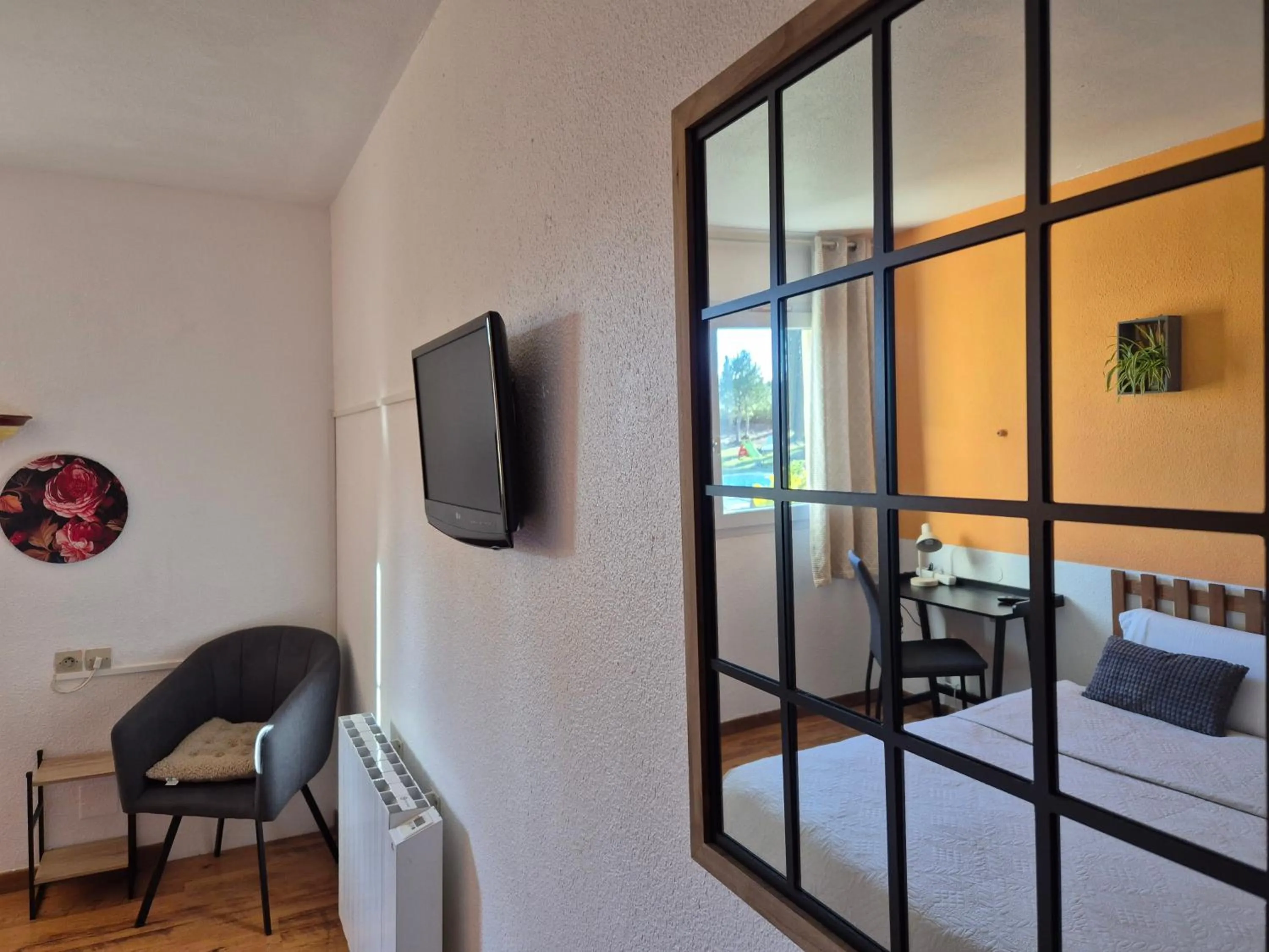 Bed in Bel Hotel Restaurant la Gentilhommière