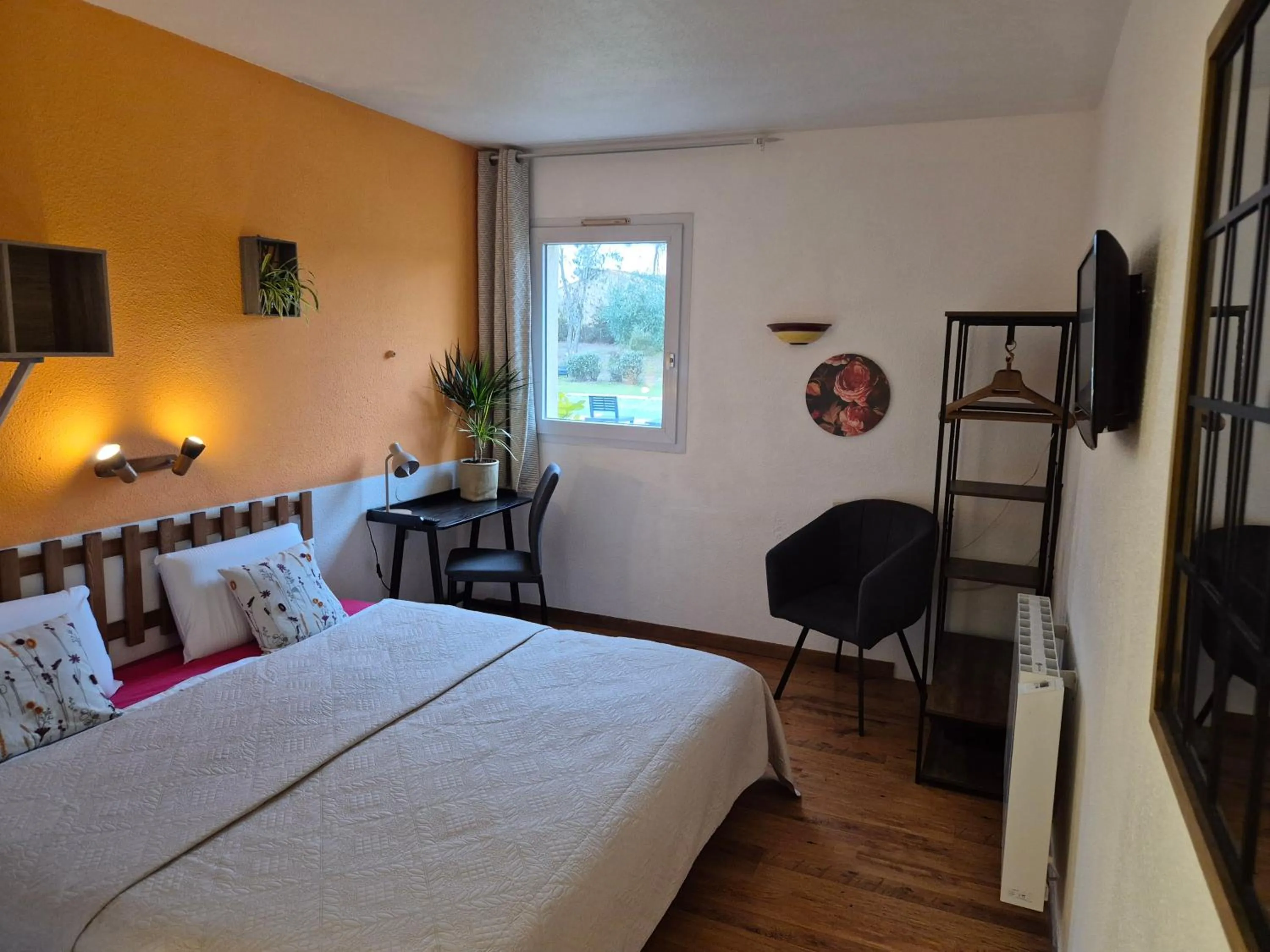 Swimming pool, Bed in Bel Hotel Restaurant la Gentilhommière