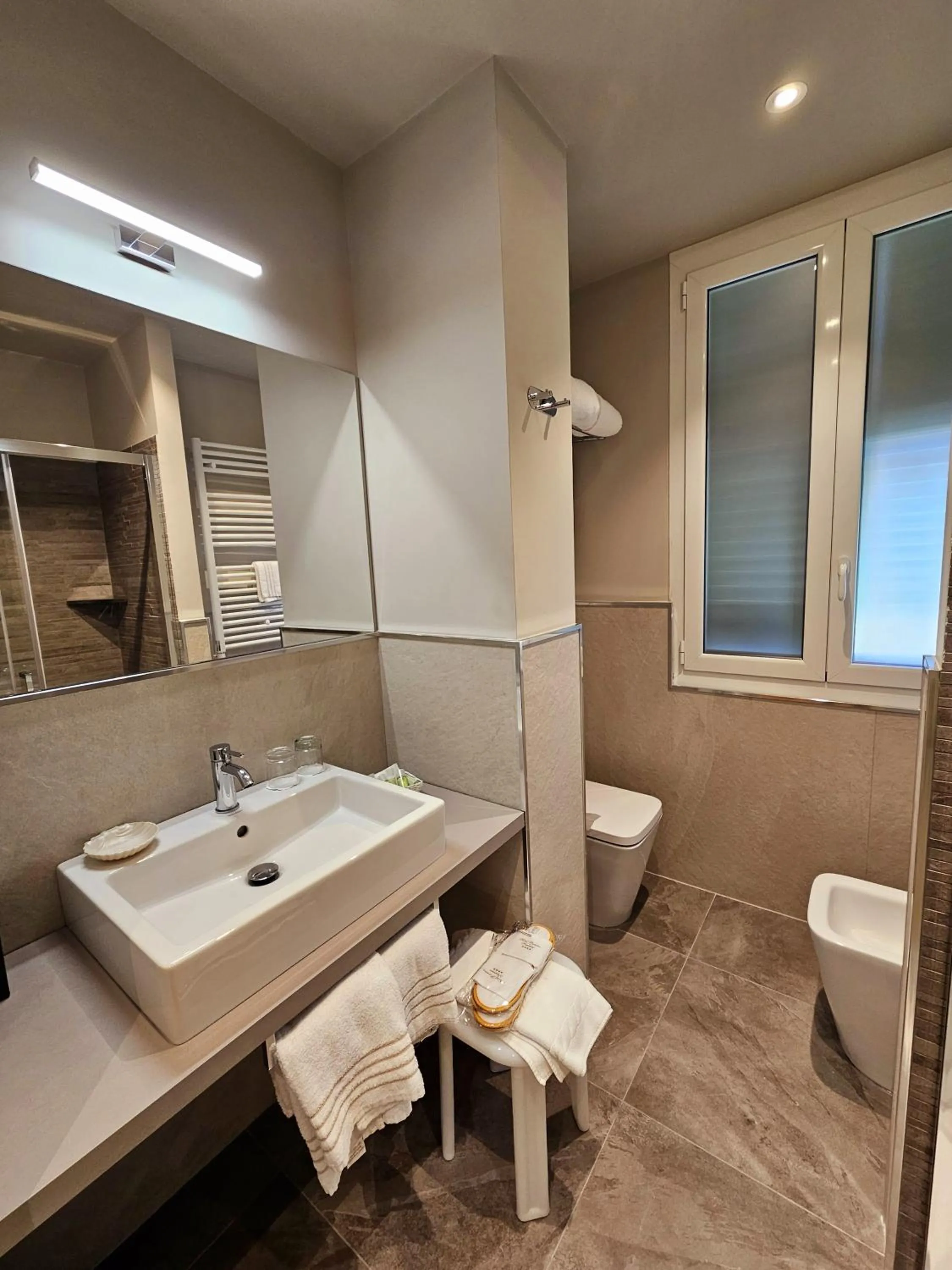 Shower in Hotel Paradiso