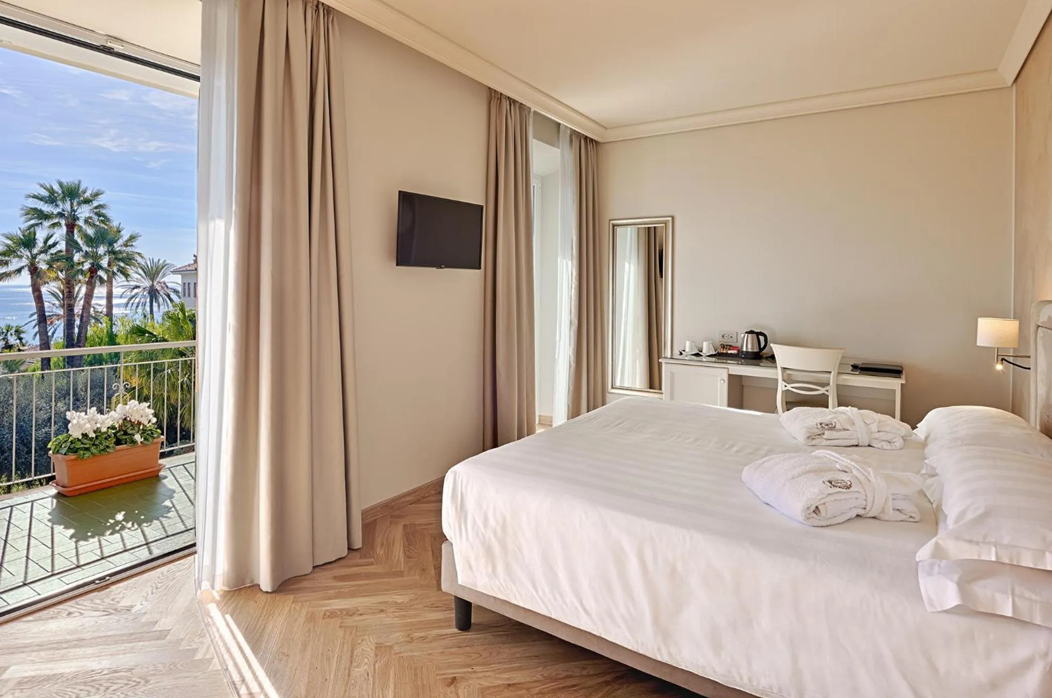 Bed in Hotel Paradiso