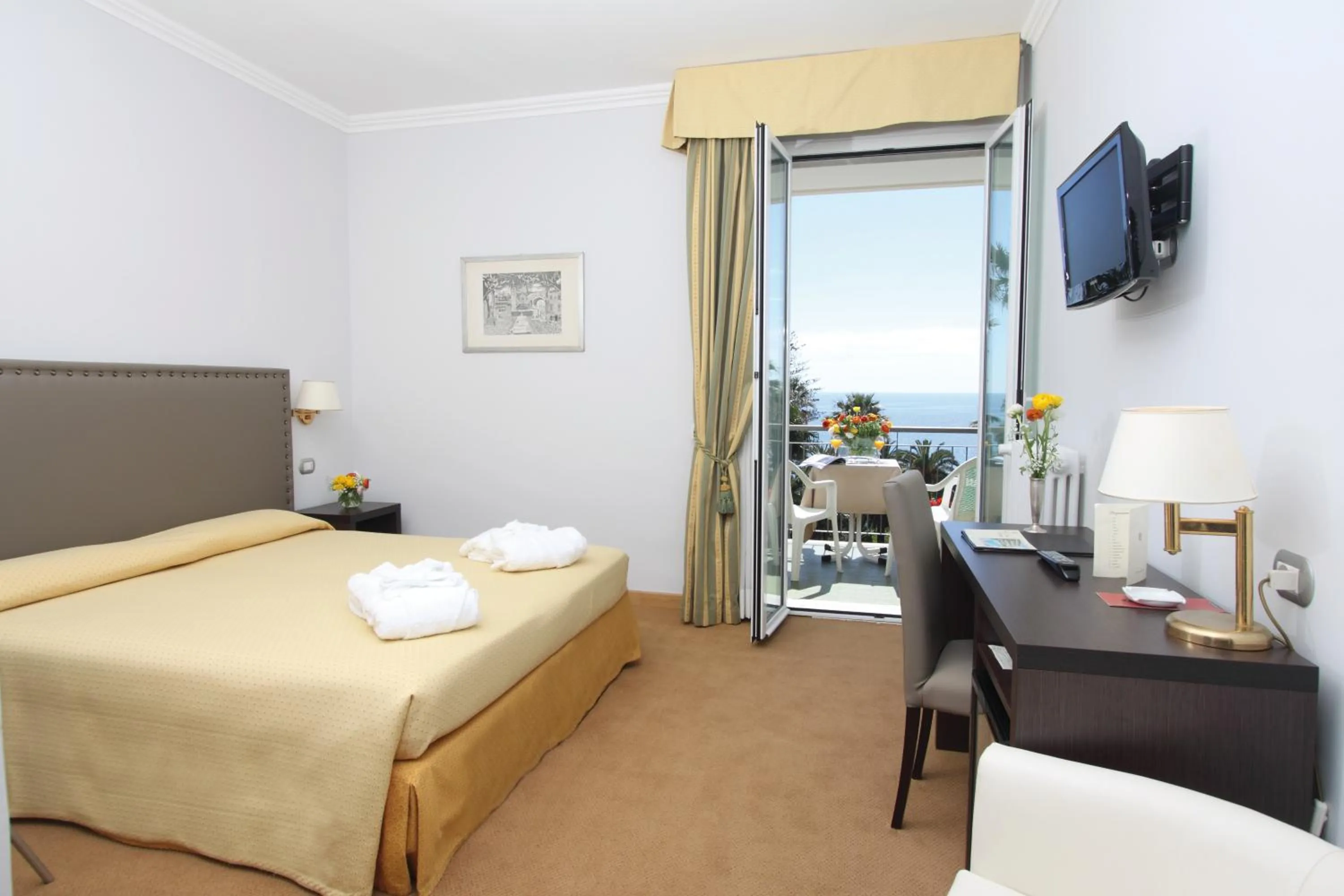 Photo of the whole room, Bed in Hotel Paradiso