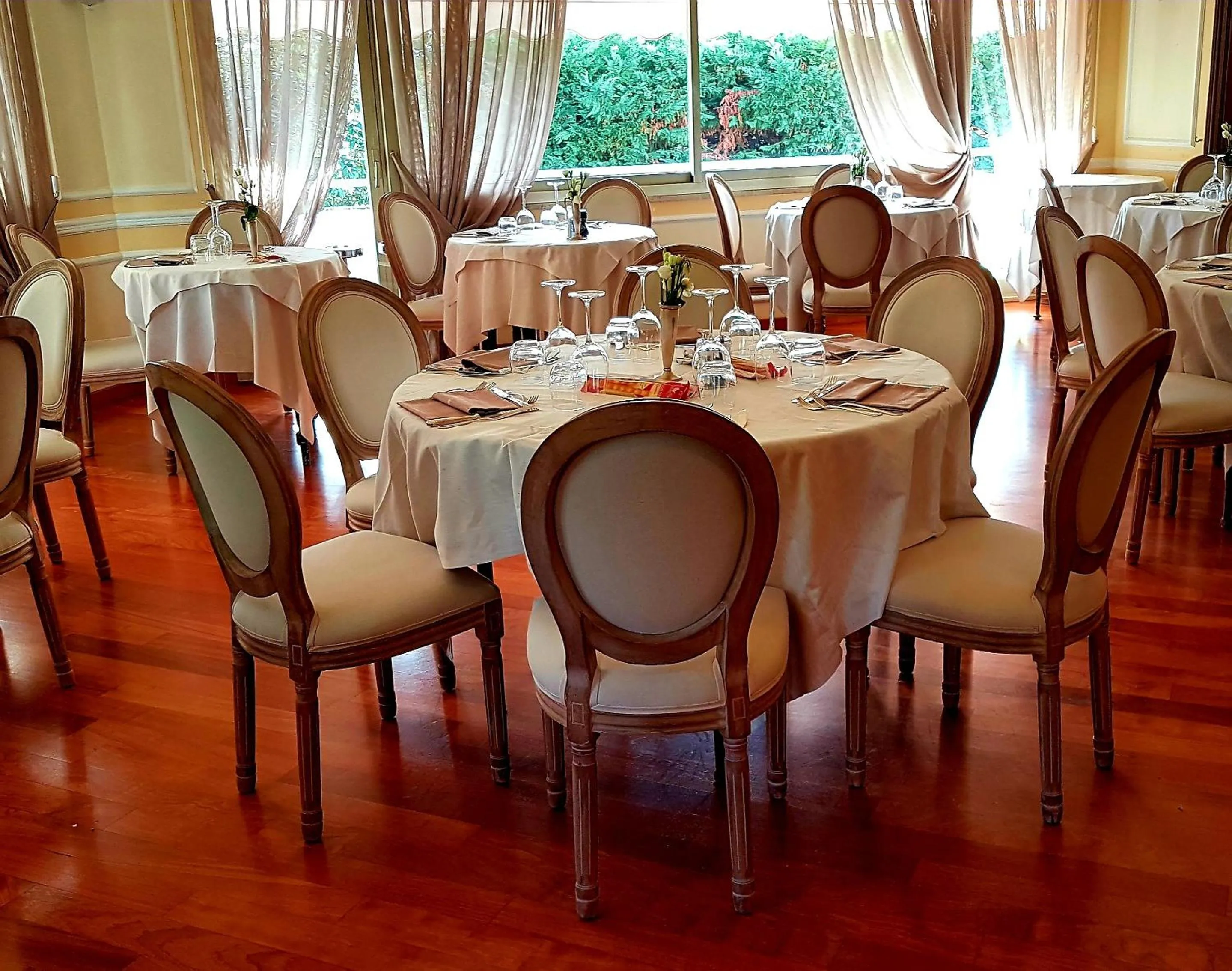 Restaurant/places to eat in Hotel Paradiso