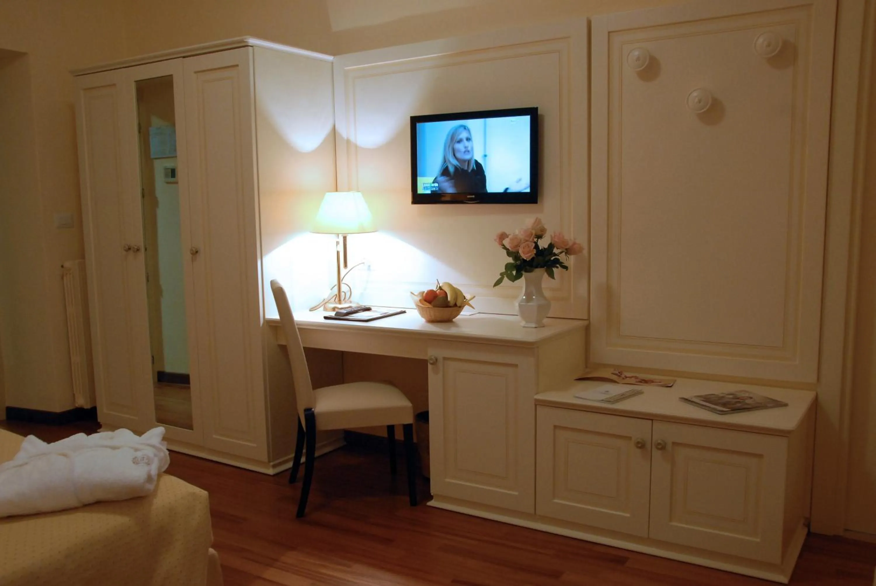 TV and multimedia, Bed in Hotel Paradiso