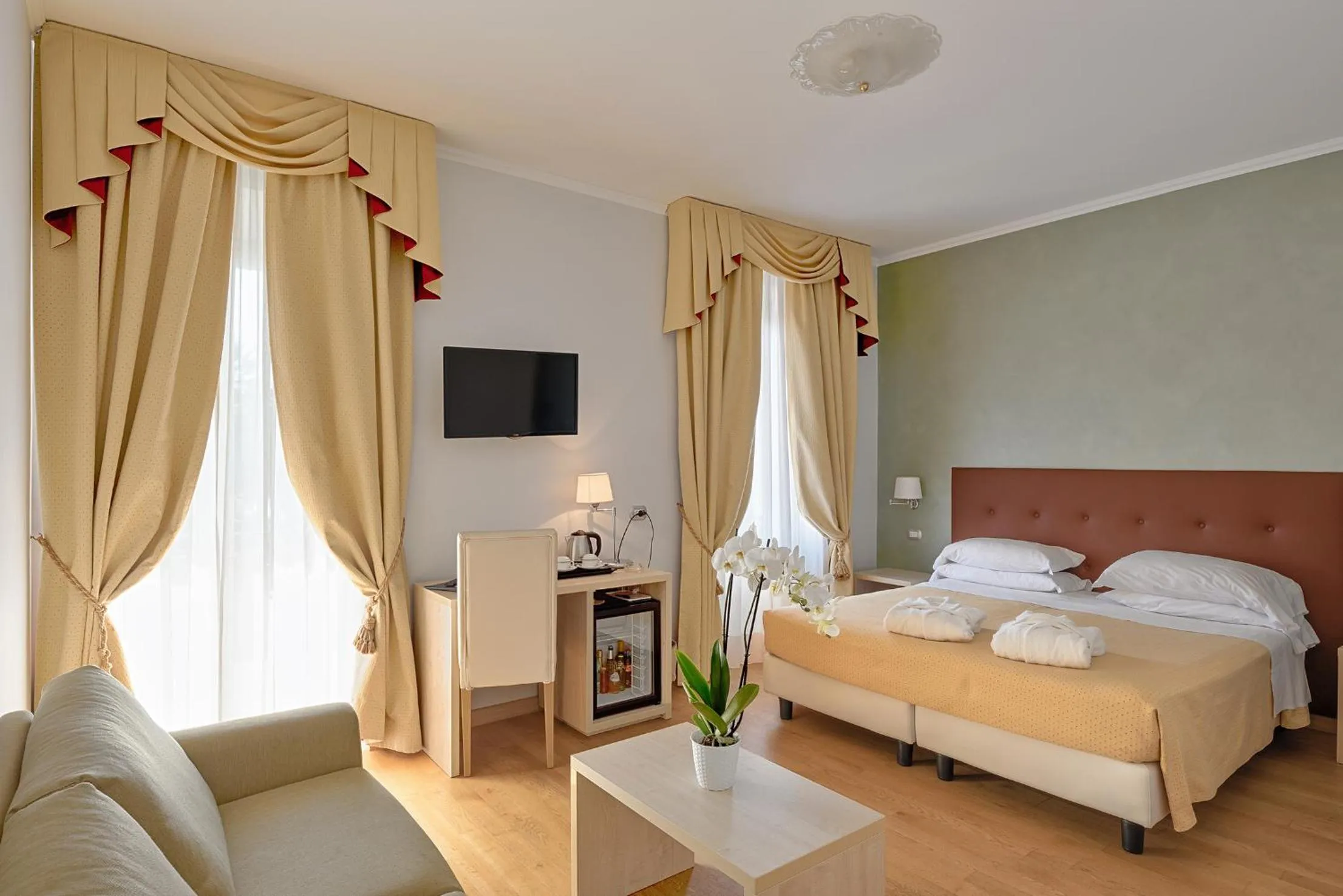 Spring, Bed in Hotel Paradiso