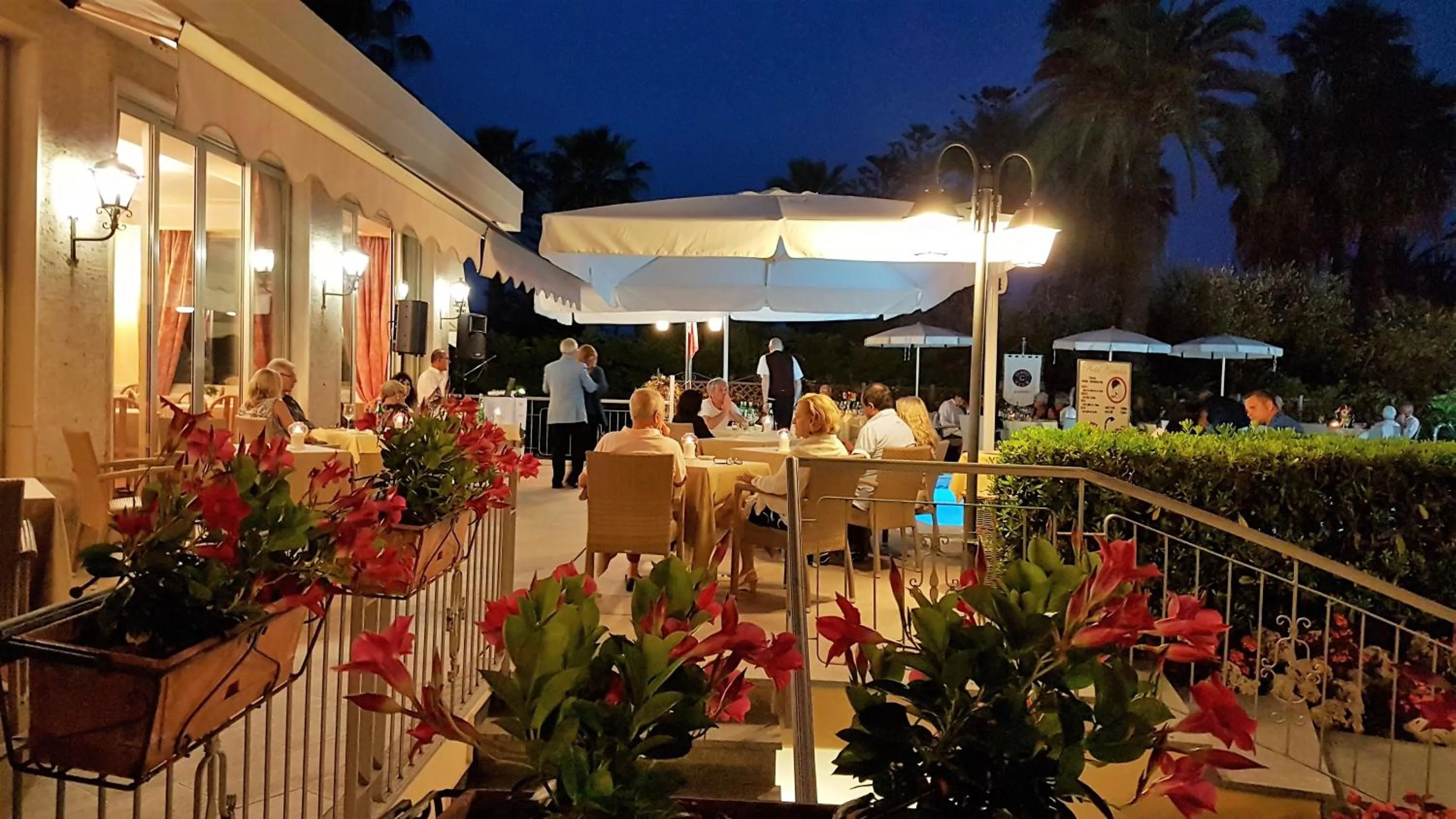 Restaurant/places to eat in Hotel Paradiso