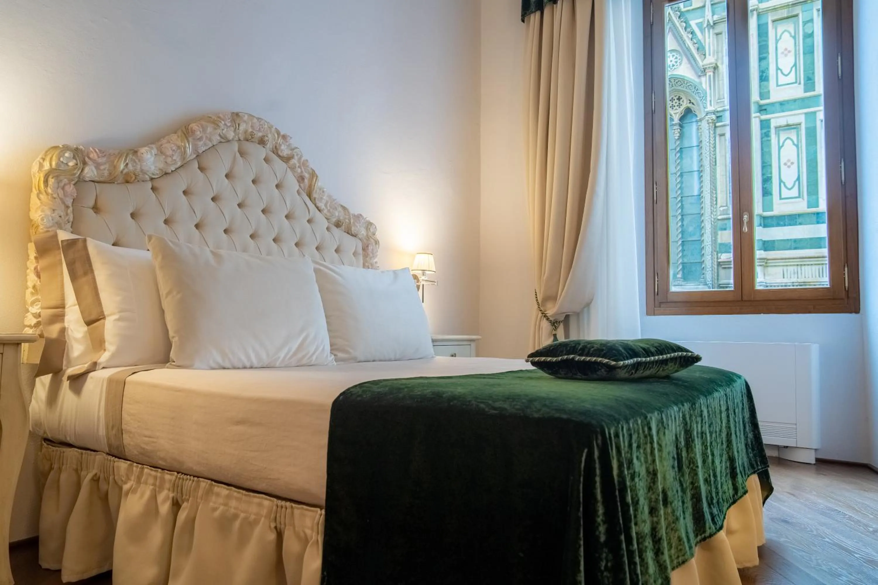 View (from property/room), Bed in Firenze al Duomo