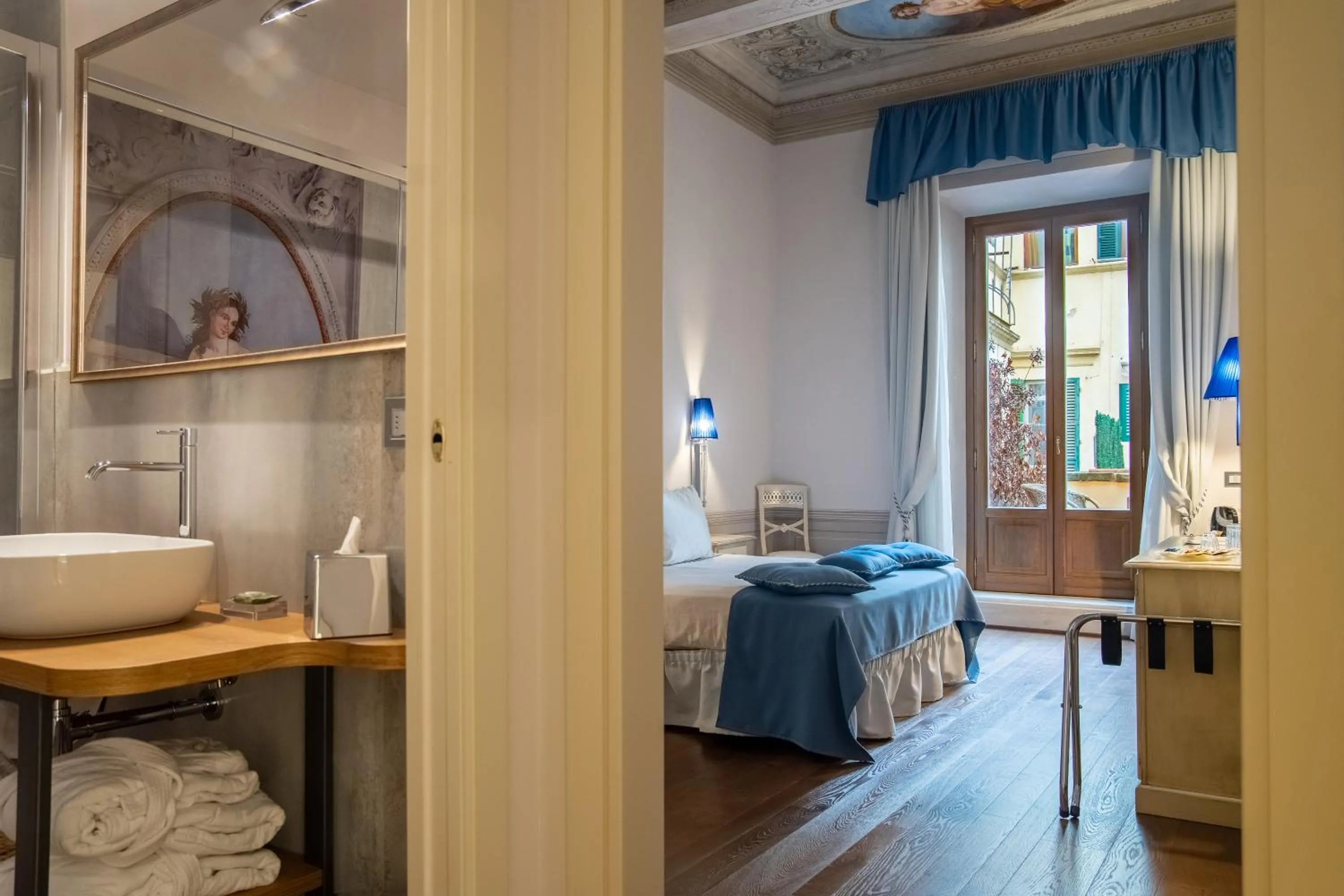 View (from property/room), Bed in Firenze al Duomo