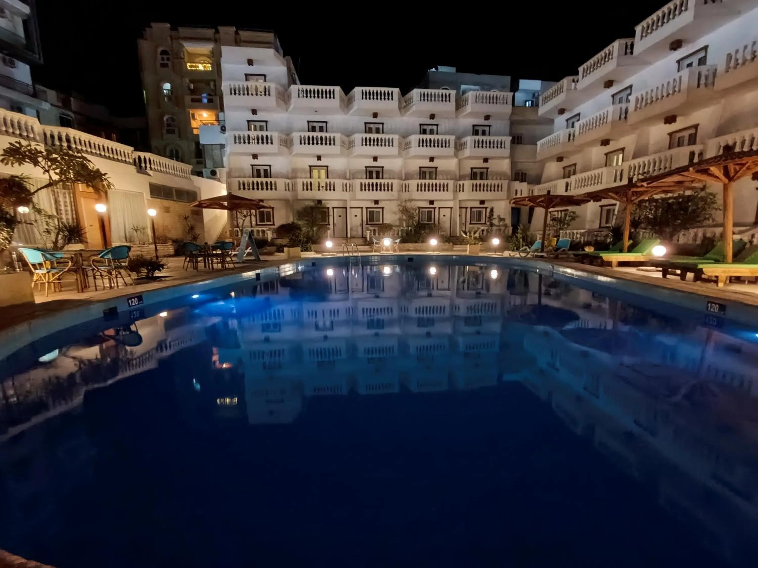 Swimming pool in Zak Inn