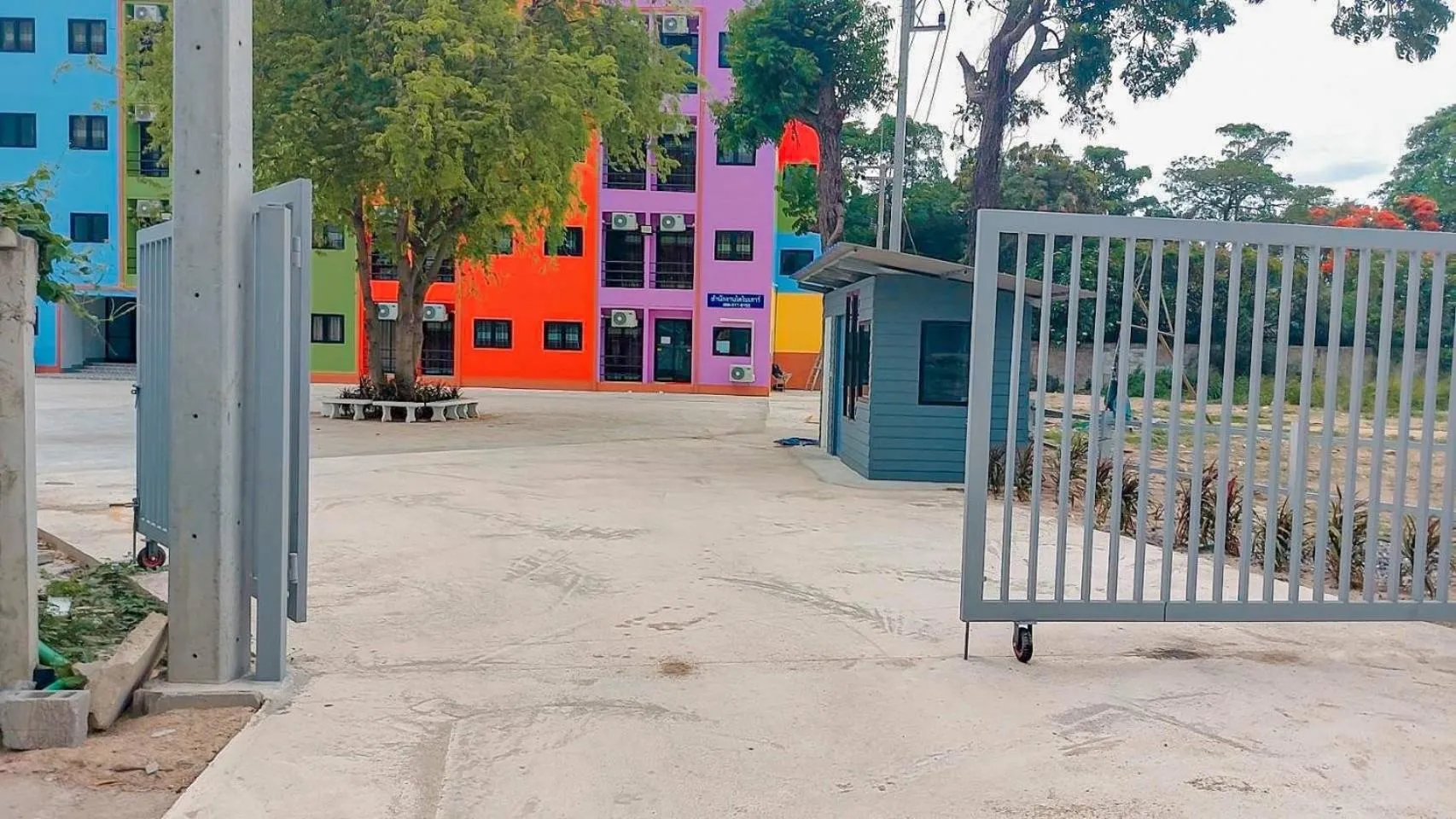 Facade/entrance in Dinosaur Apartment