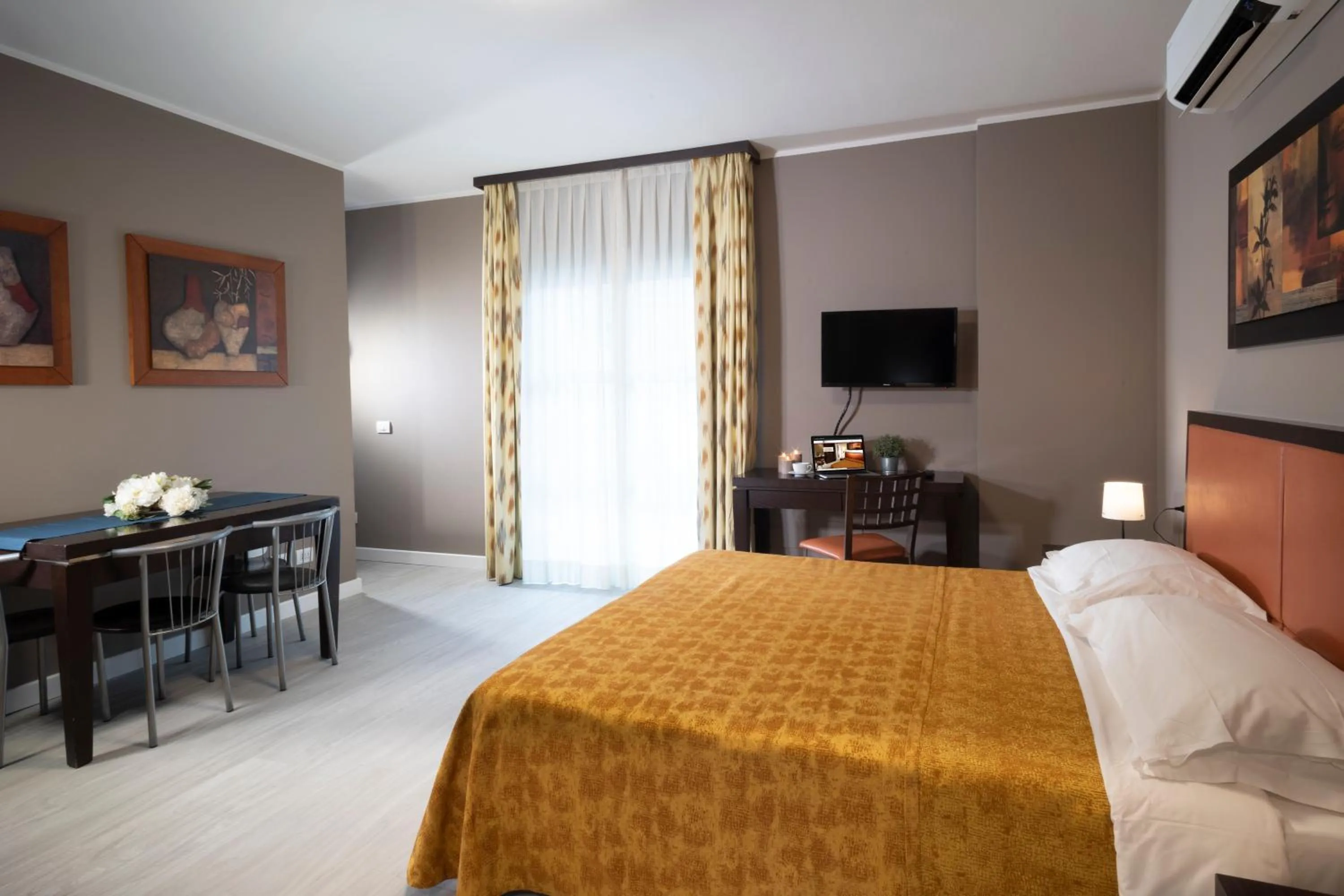 Photo of the whole room, Bed in Quadra Key Easy Home In Florence