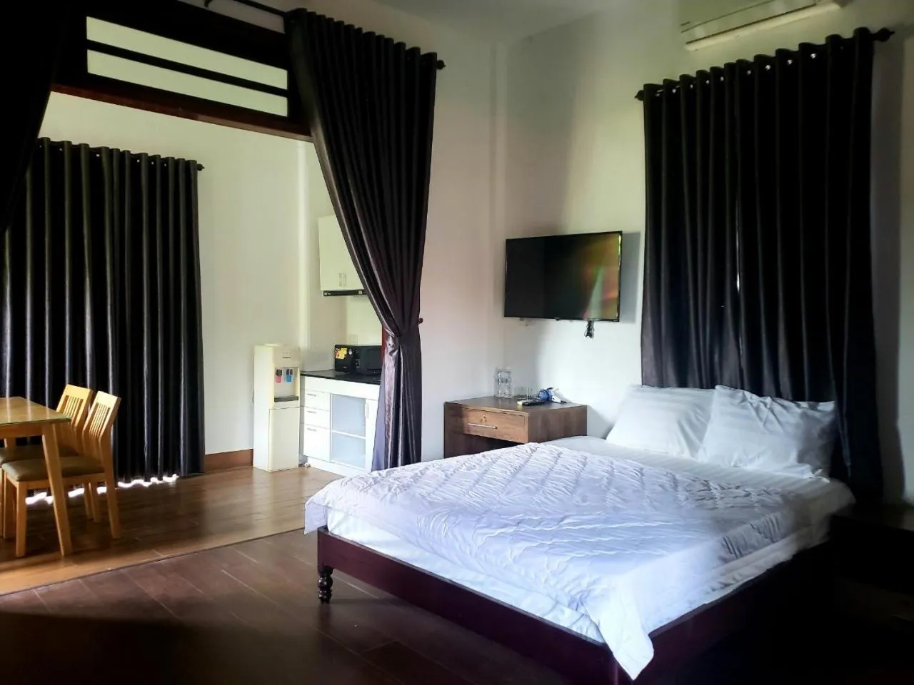 Photo of the whole room, Bed in Golden Star Villa Hue