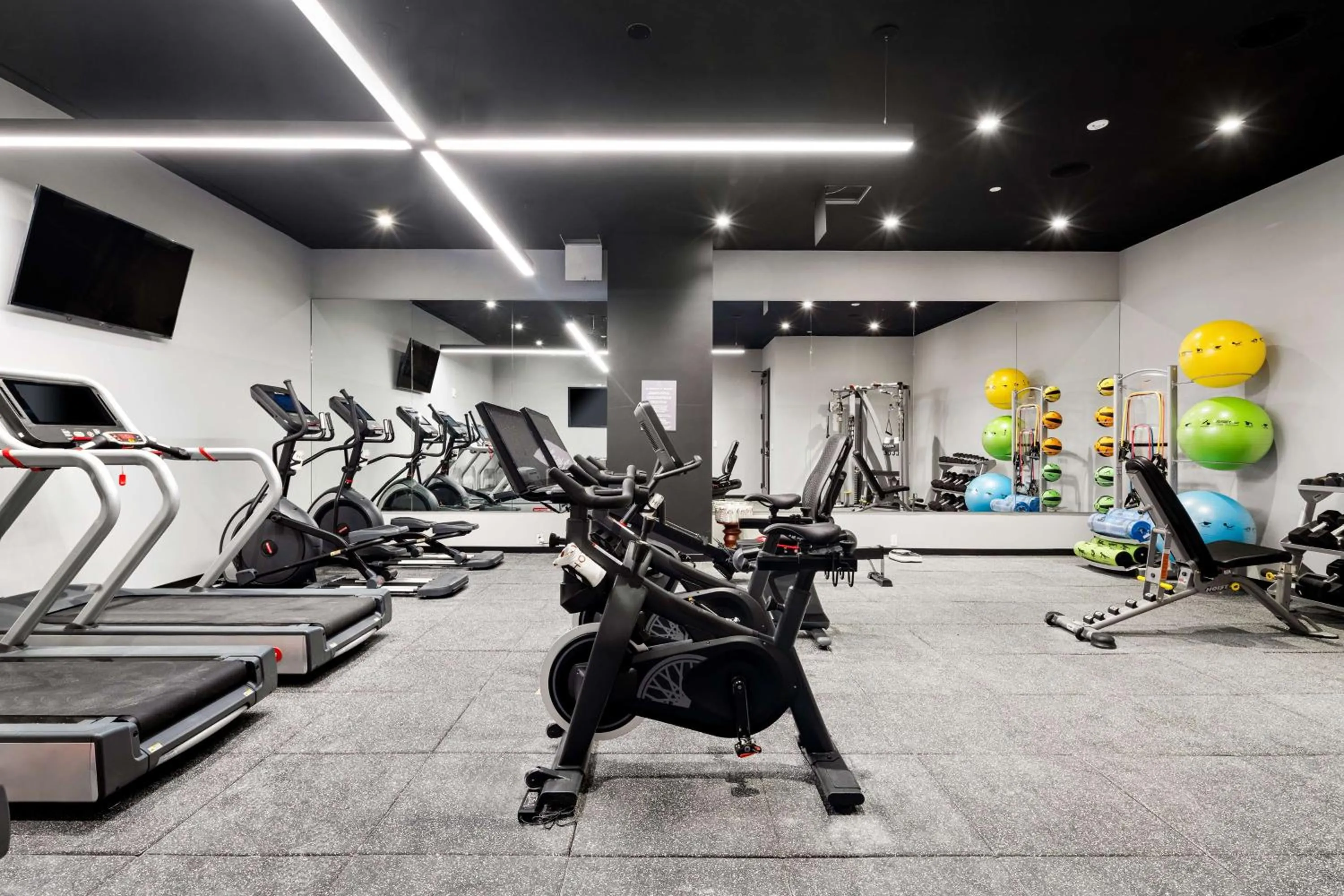 Fitness centre/facilities in Grayson Hotel