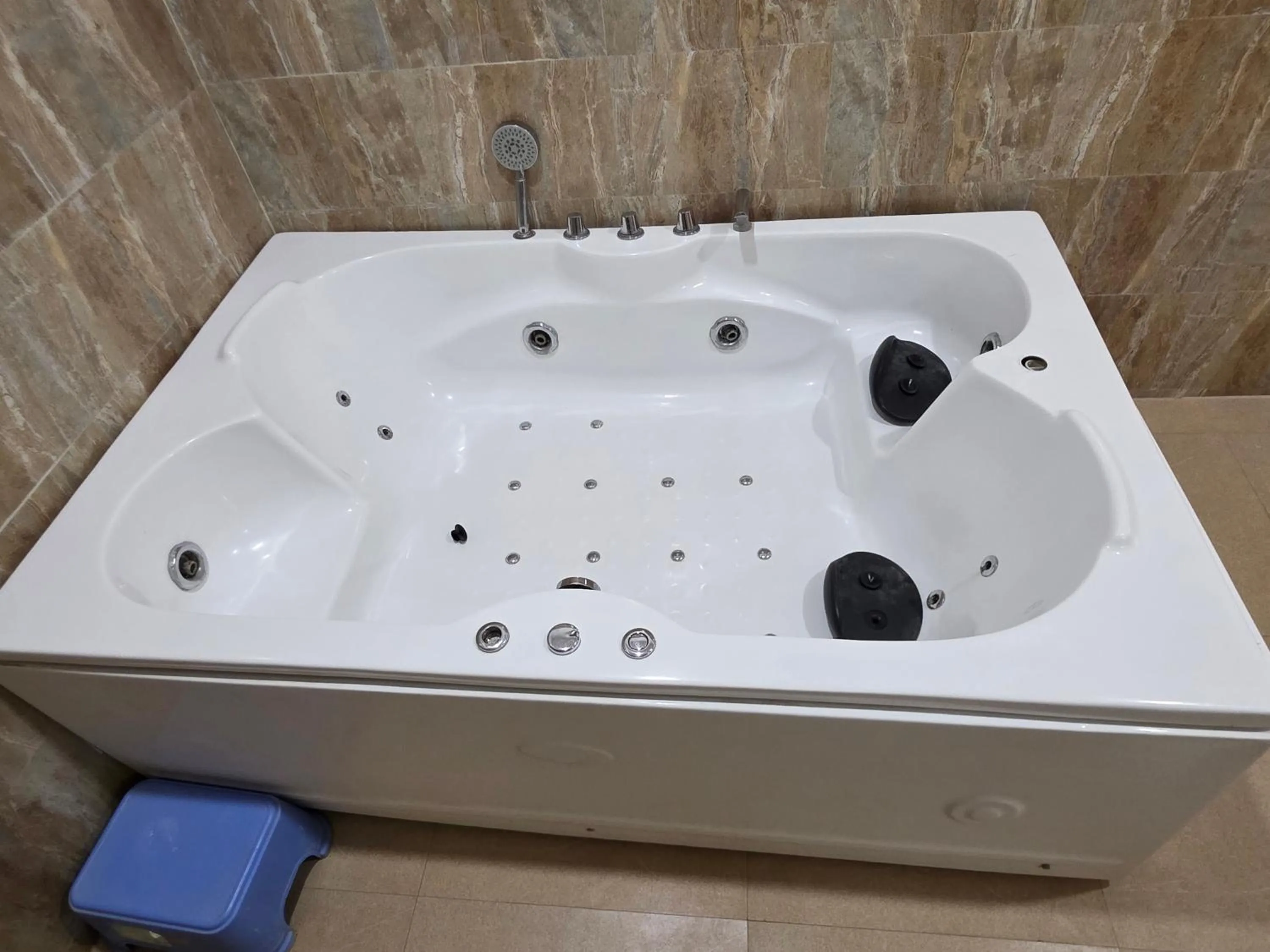 Bath in Lemon Grass Resort & Spa