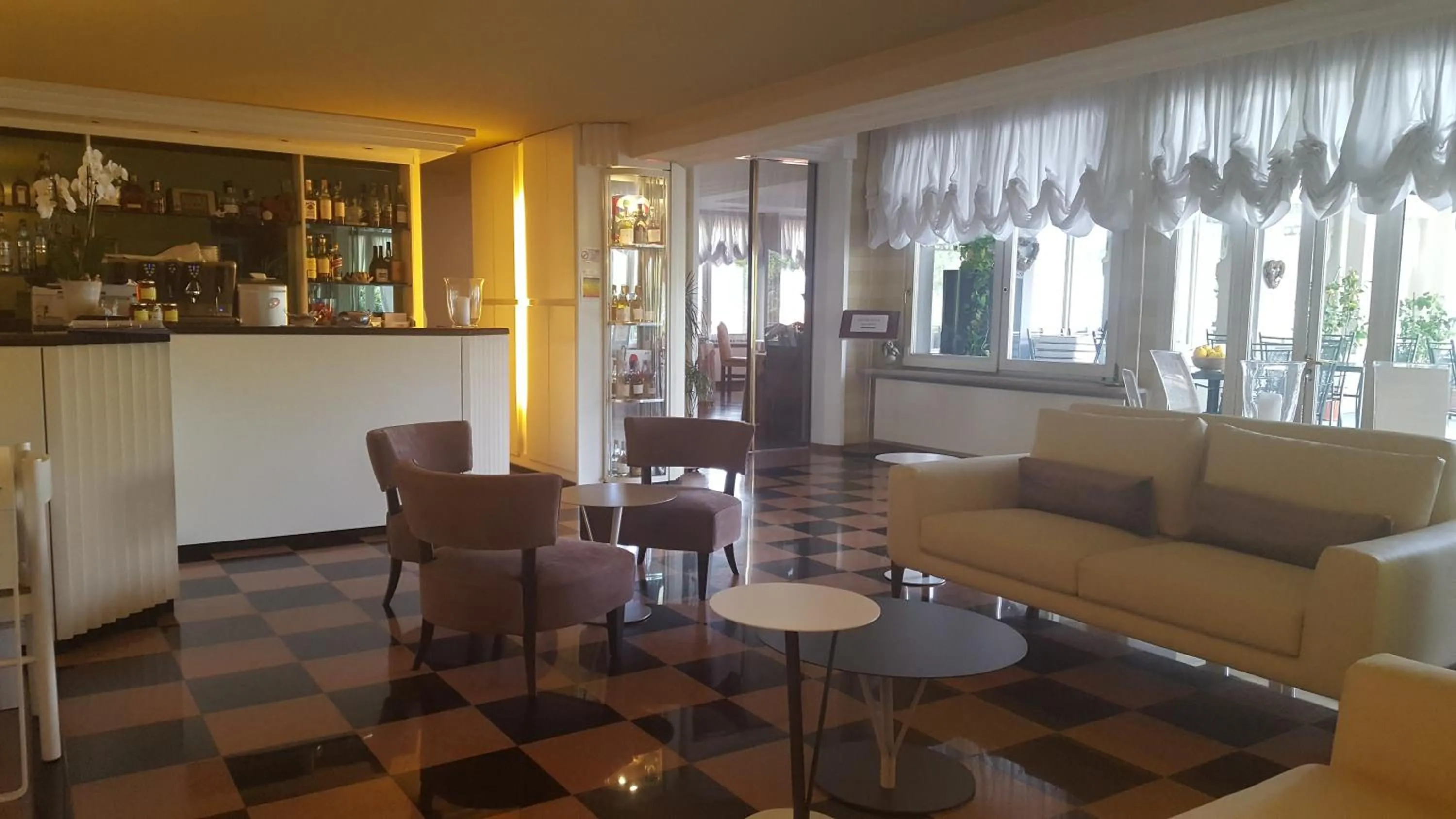 Communal lounge/ TV room in Albergo Del Lago