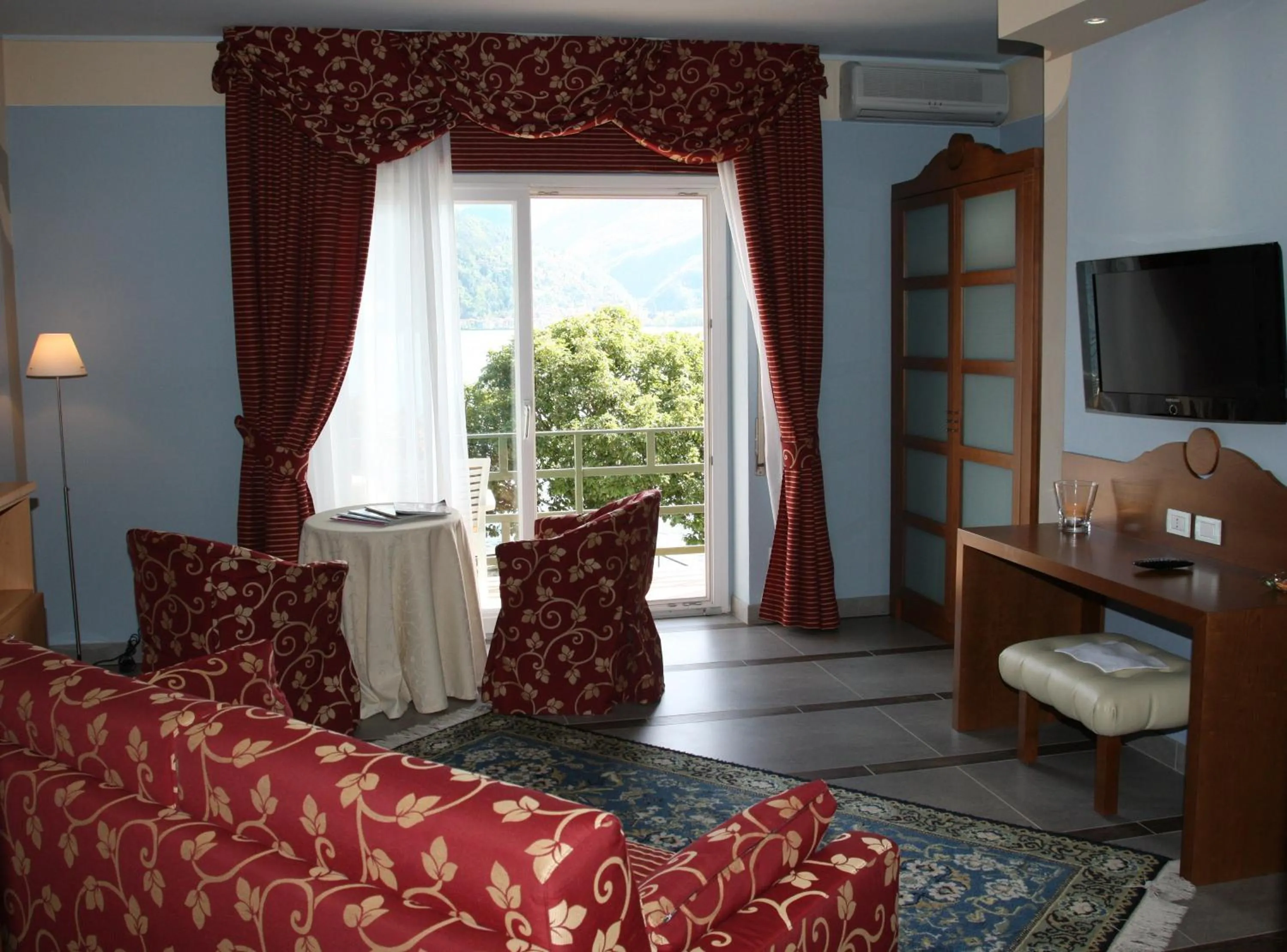 Decorative detail, Bed in Albergo Del Lago