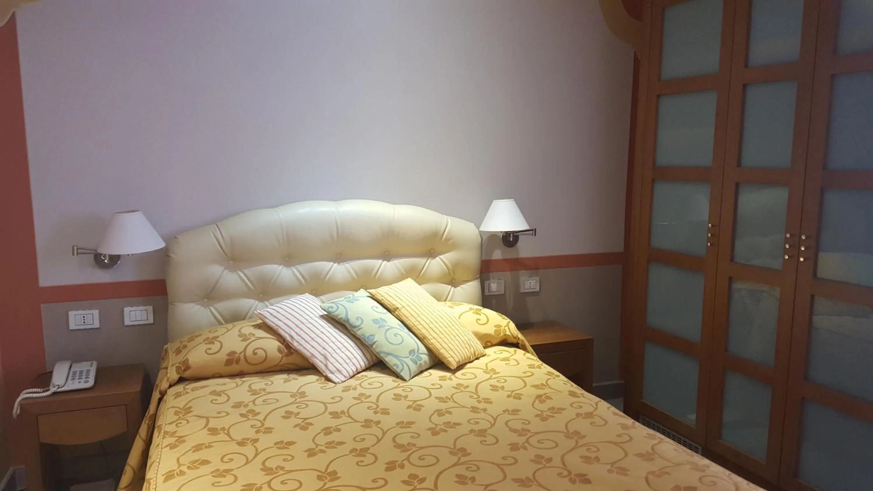 Bed in Albergo Del Lago