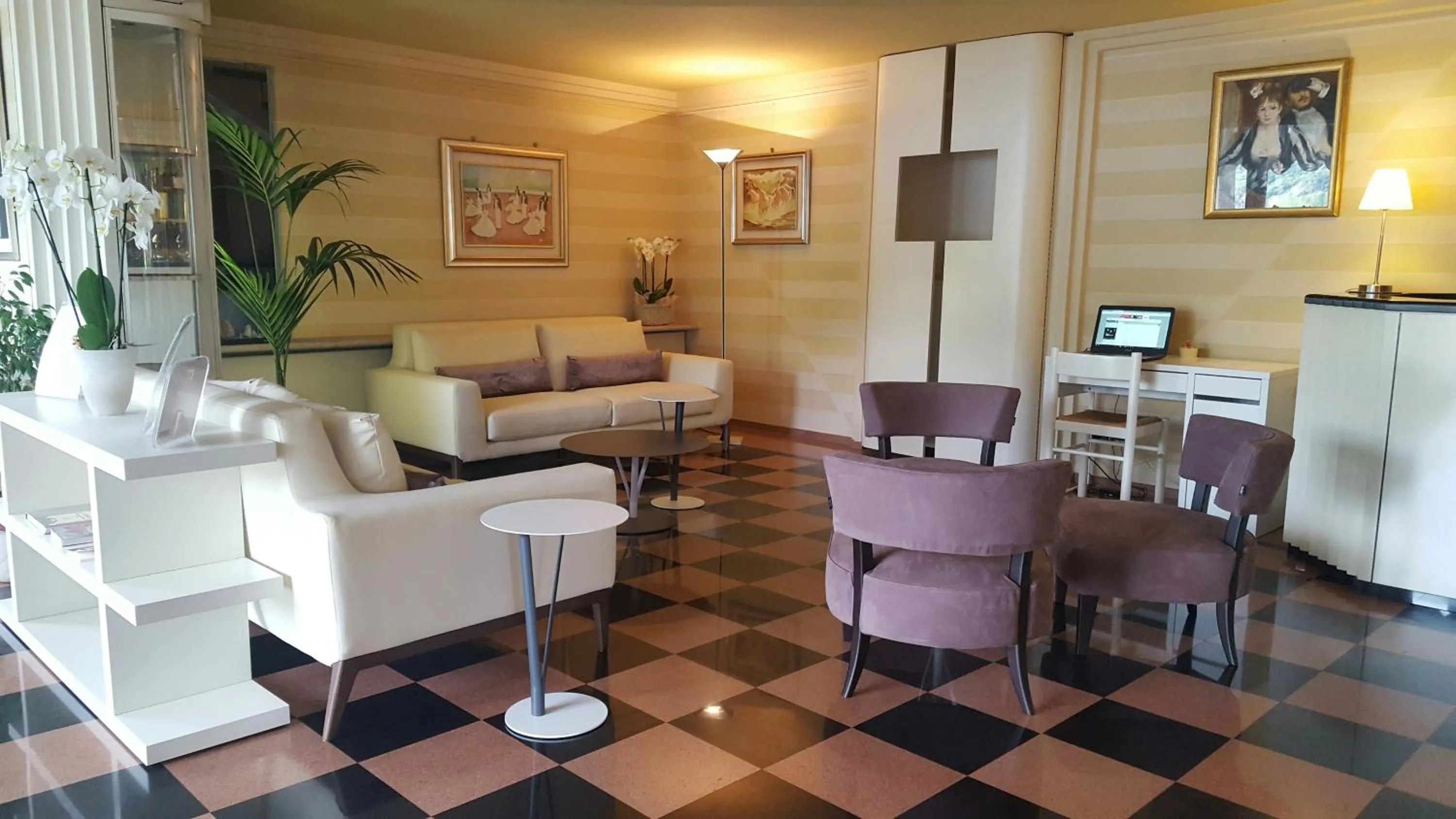 Communal lounge/ TV room in Albergo Del Lago