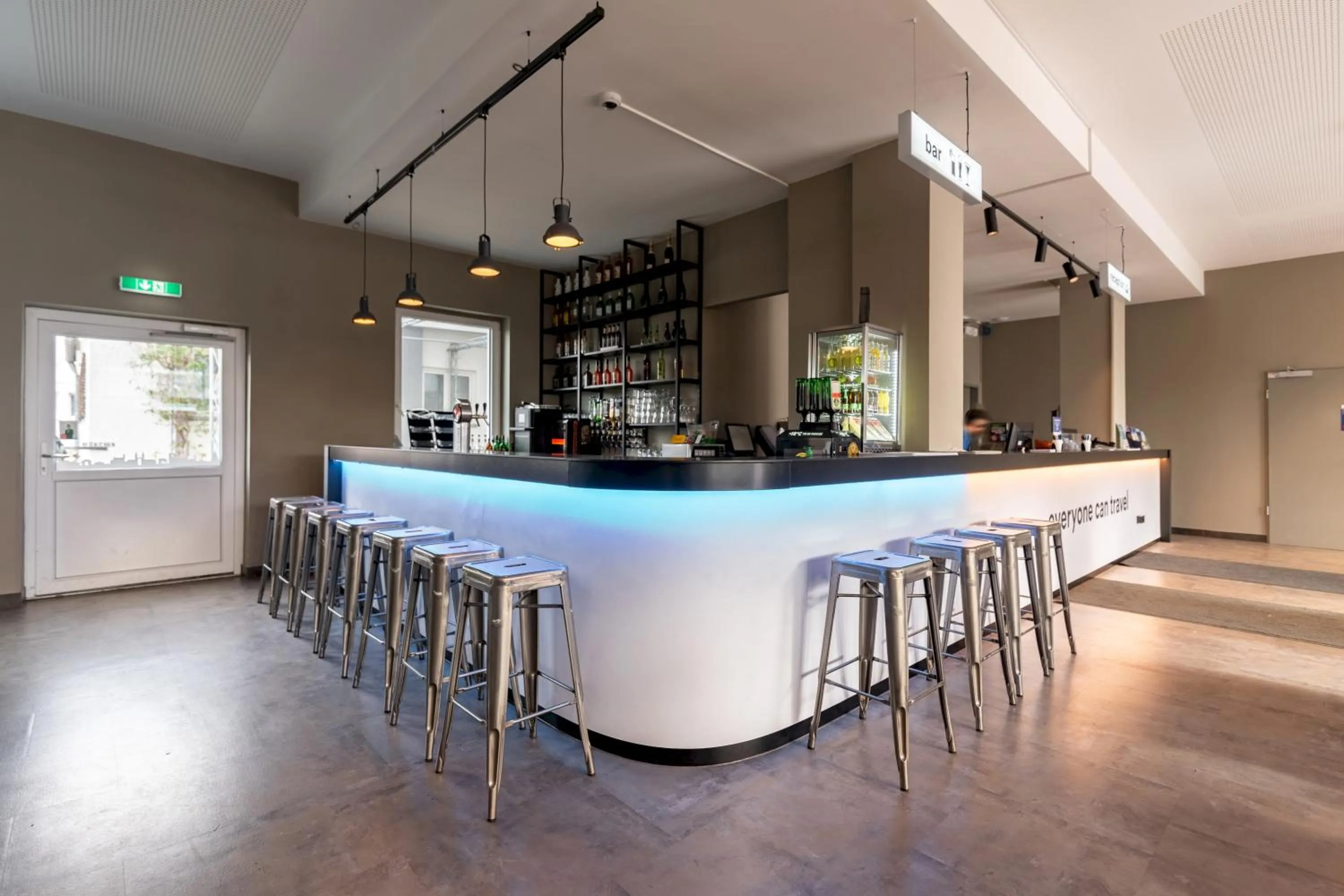 Lounge or bar in a&o München Laim