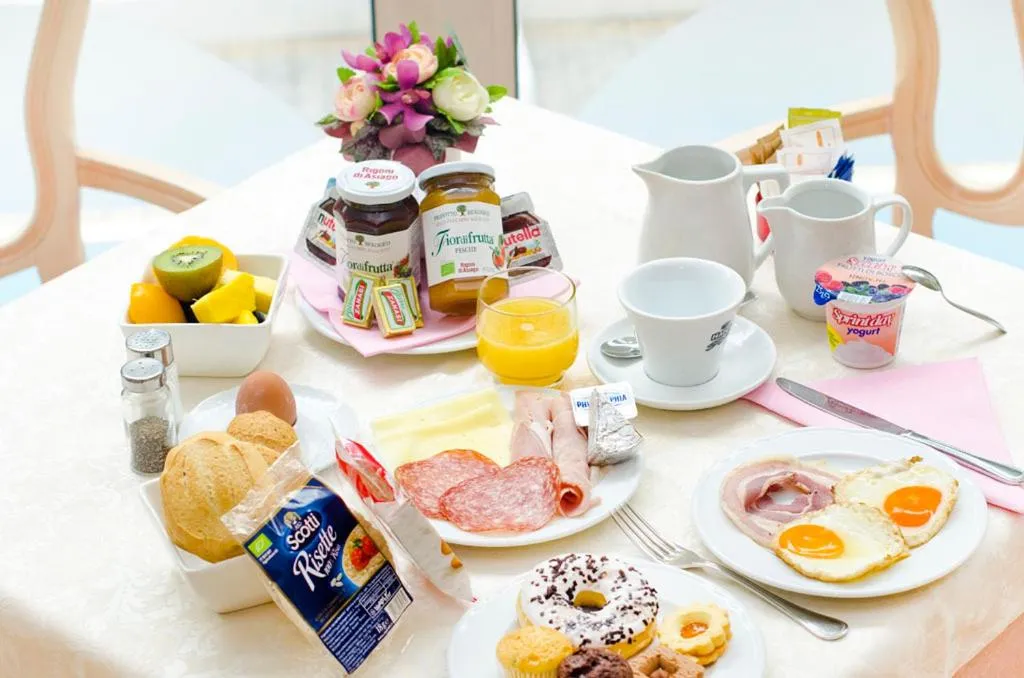 Restaurant/places to eat in Hotel Royal Plaza