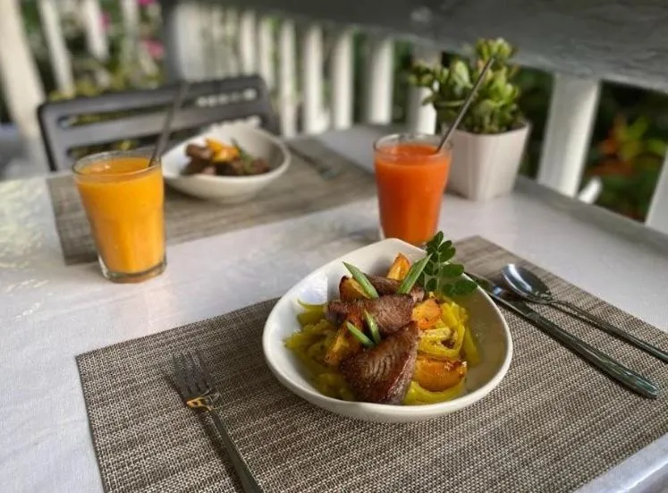 Restaurant/places to eat in The Three P Beach Resort & Dive Center