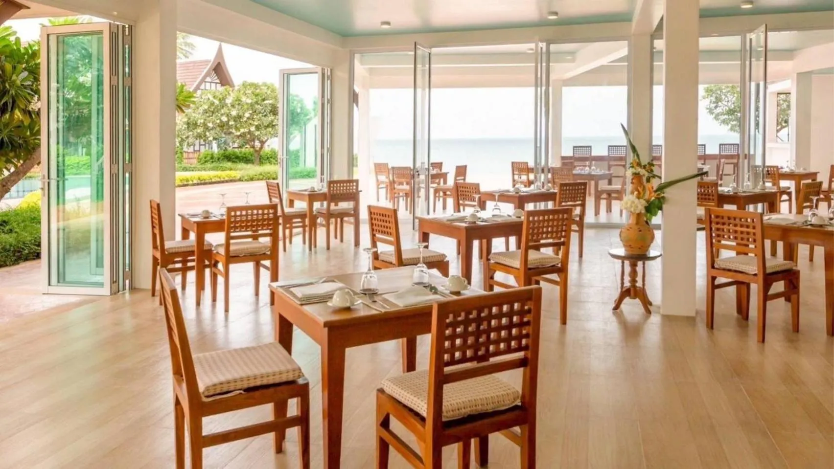 Restaurant/places to eat in Aura Samui Best Beach Hotel - SHA Plus