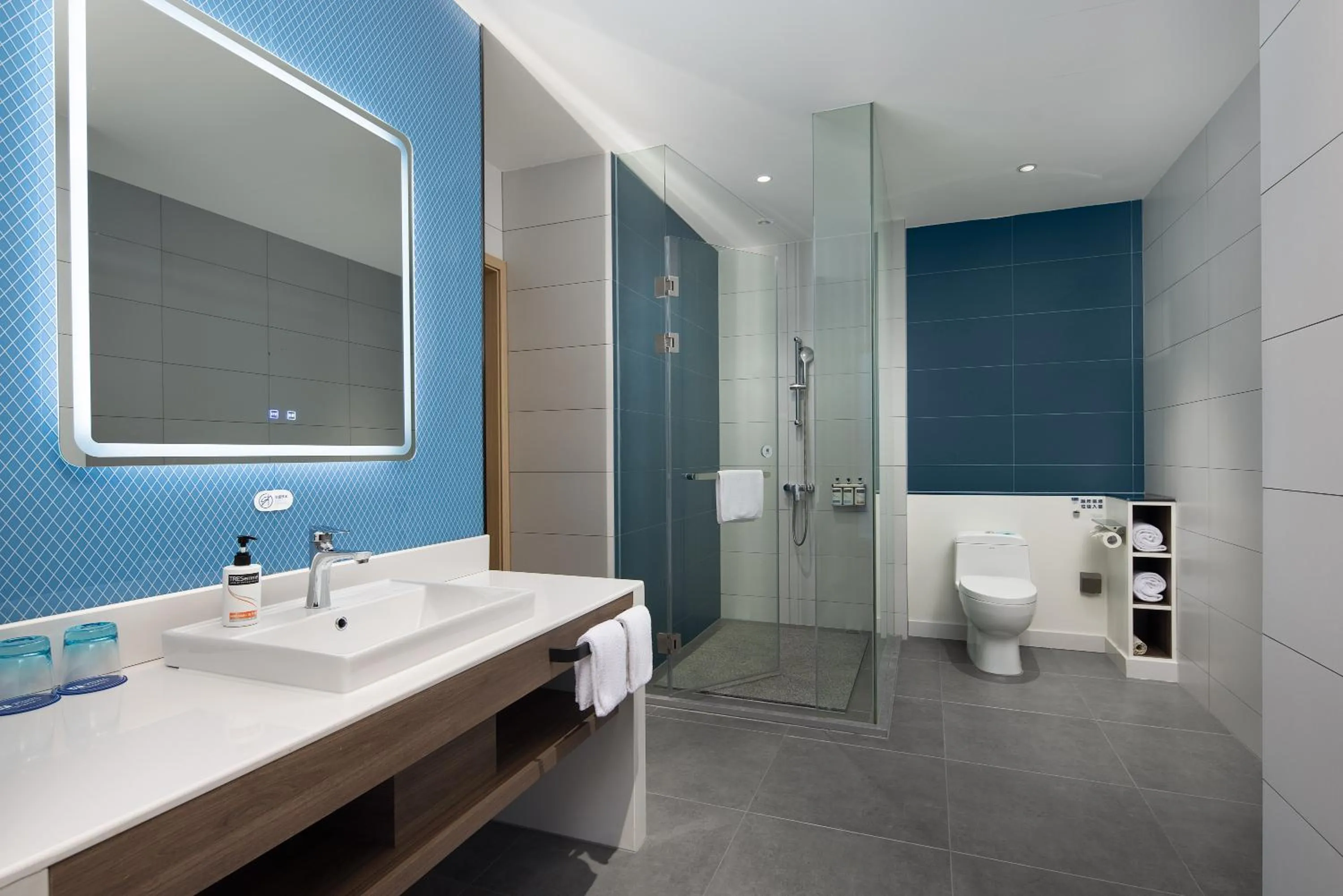 Shower in Holiday Inn Express Changsha University Tech City by IHG