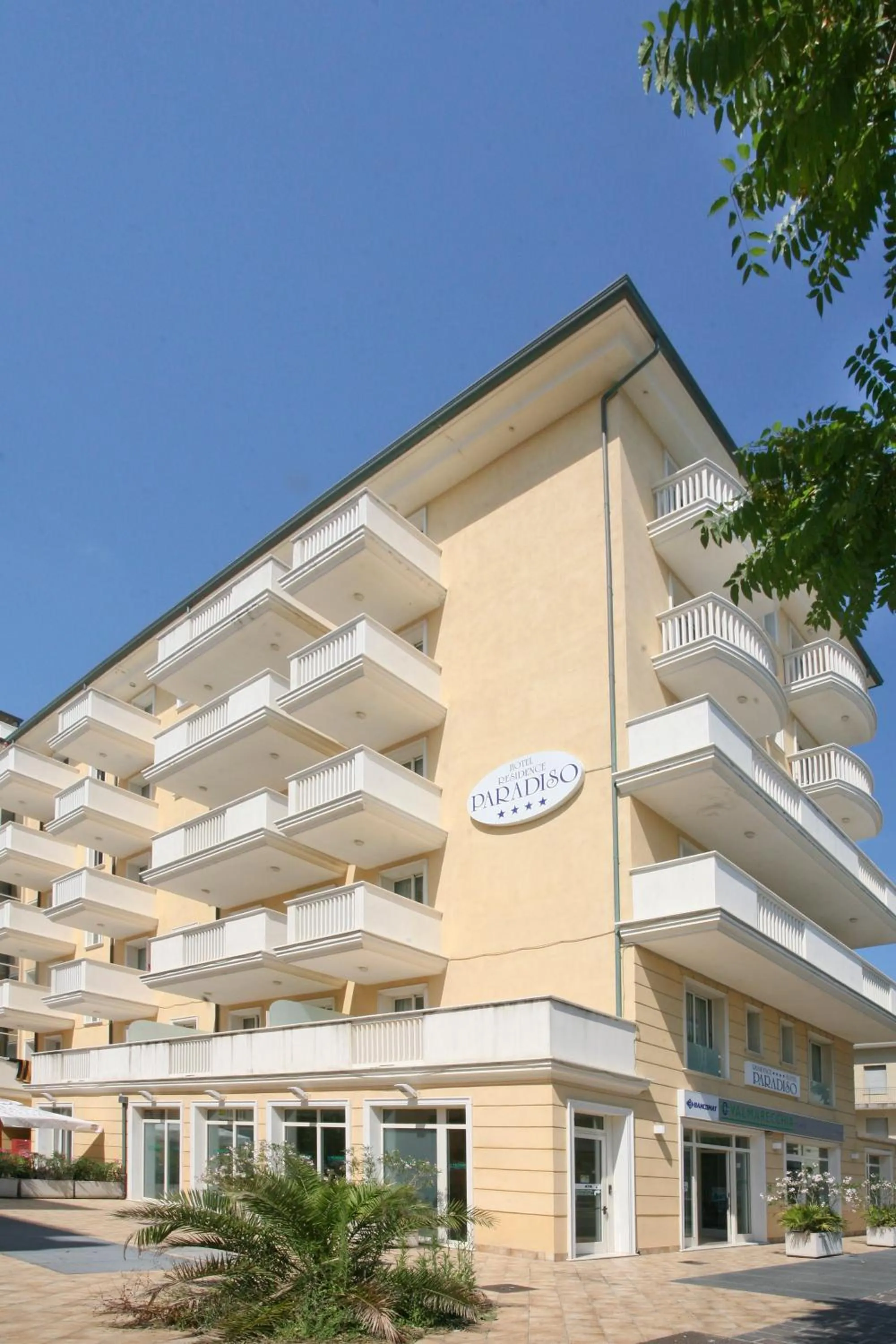 Facade/entrance in Residence T2