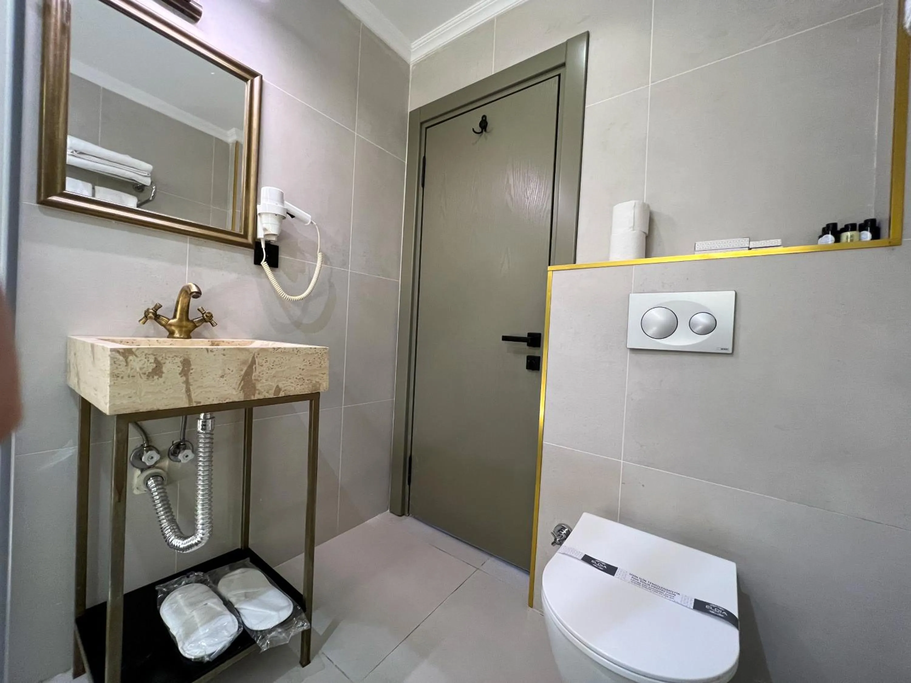 Toilet in By Kinyas Hotel