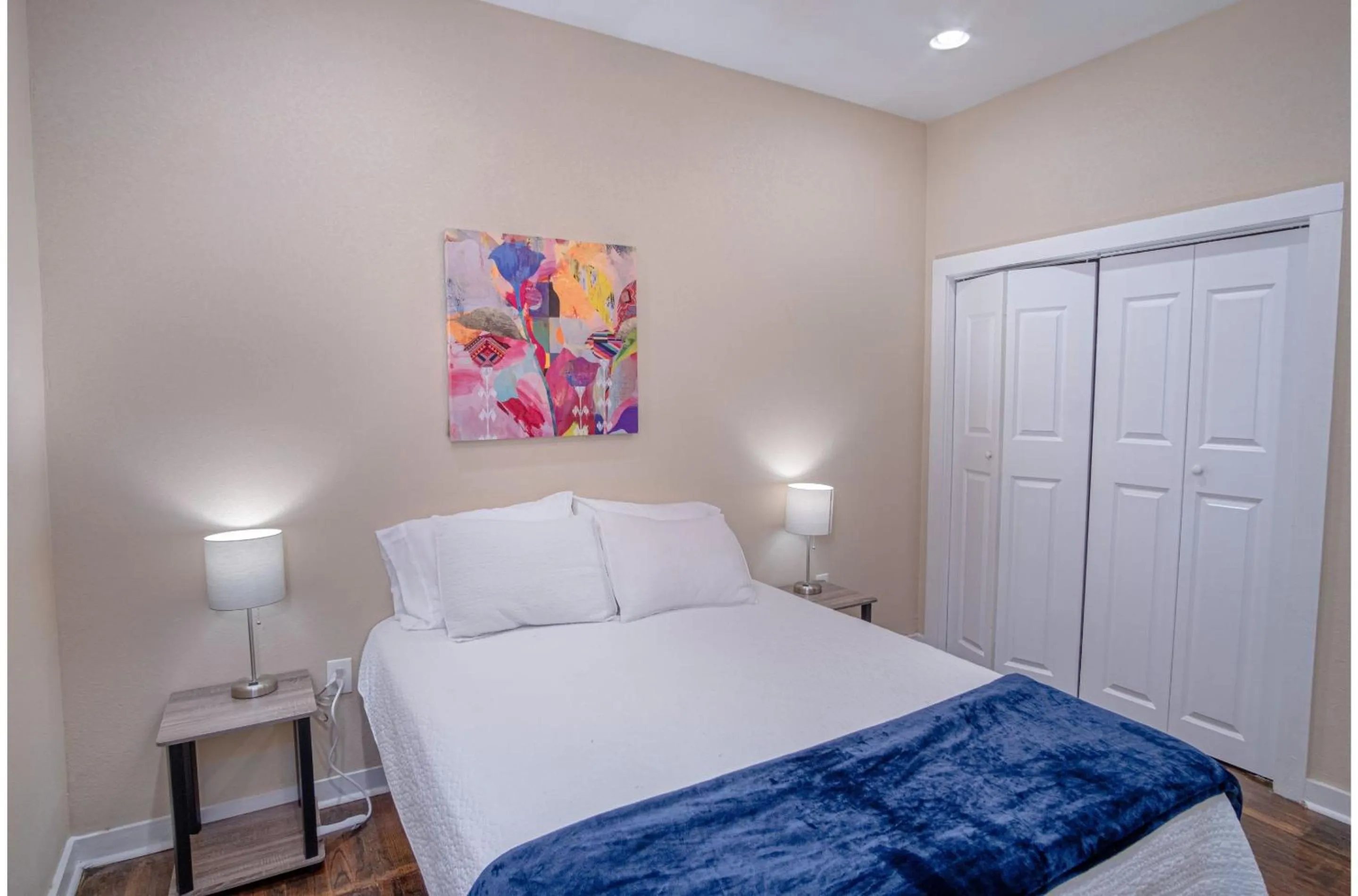 Bed in Fabulous Newly Renovated 1Br1Ba Near Downtown