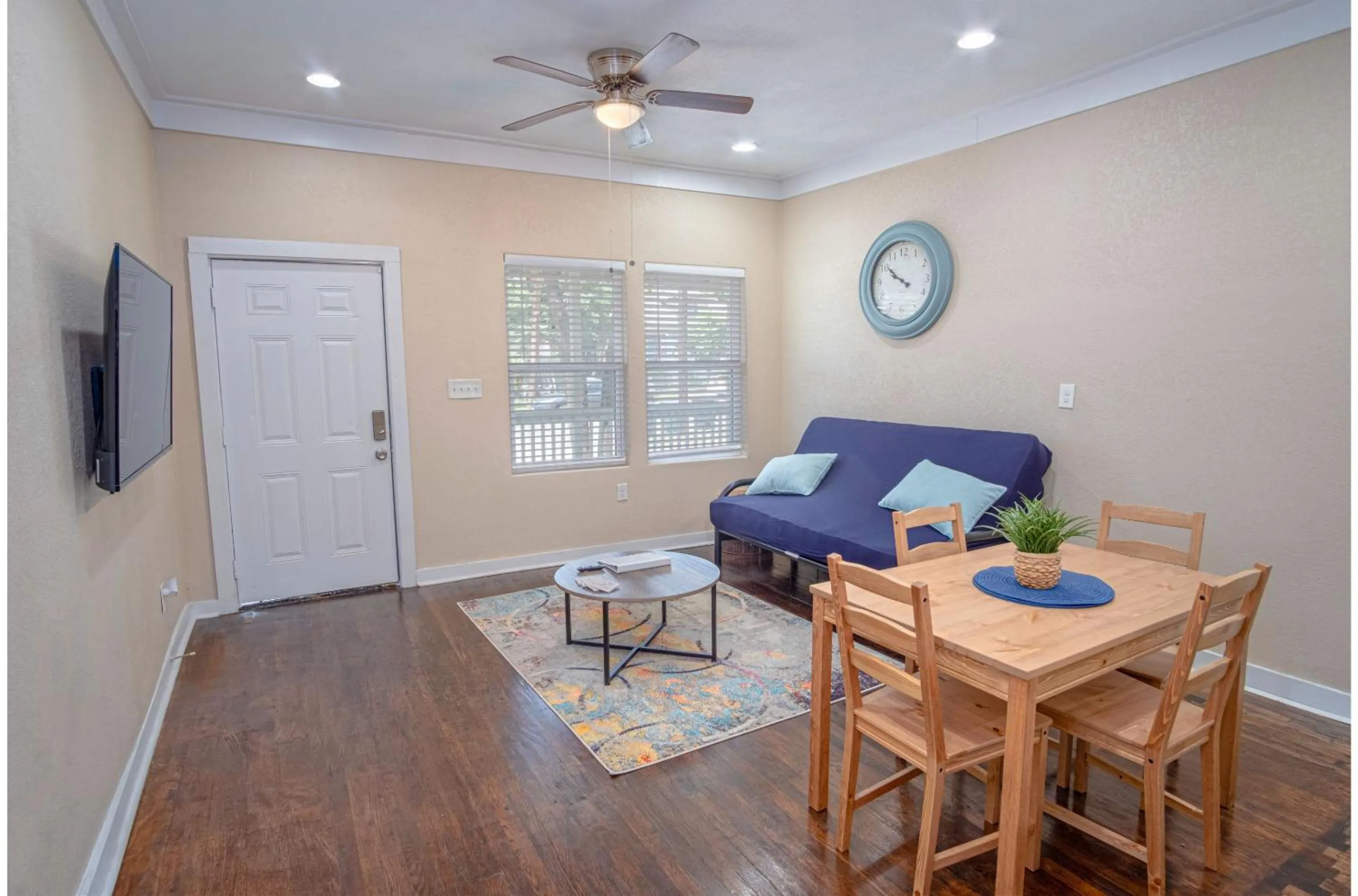 Living room in Fabulous Newly Renovated 1Br1Ba Near Downtown