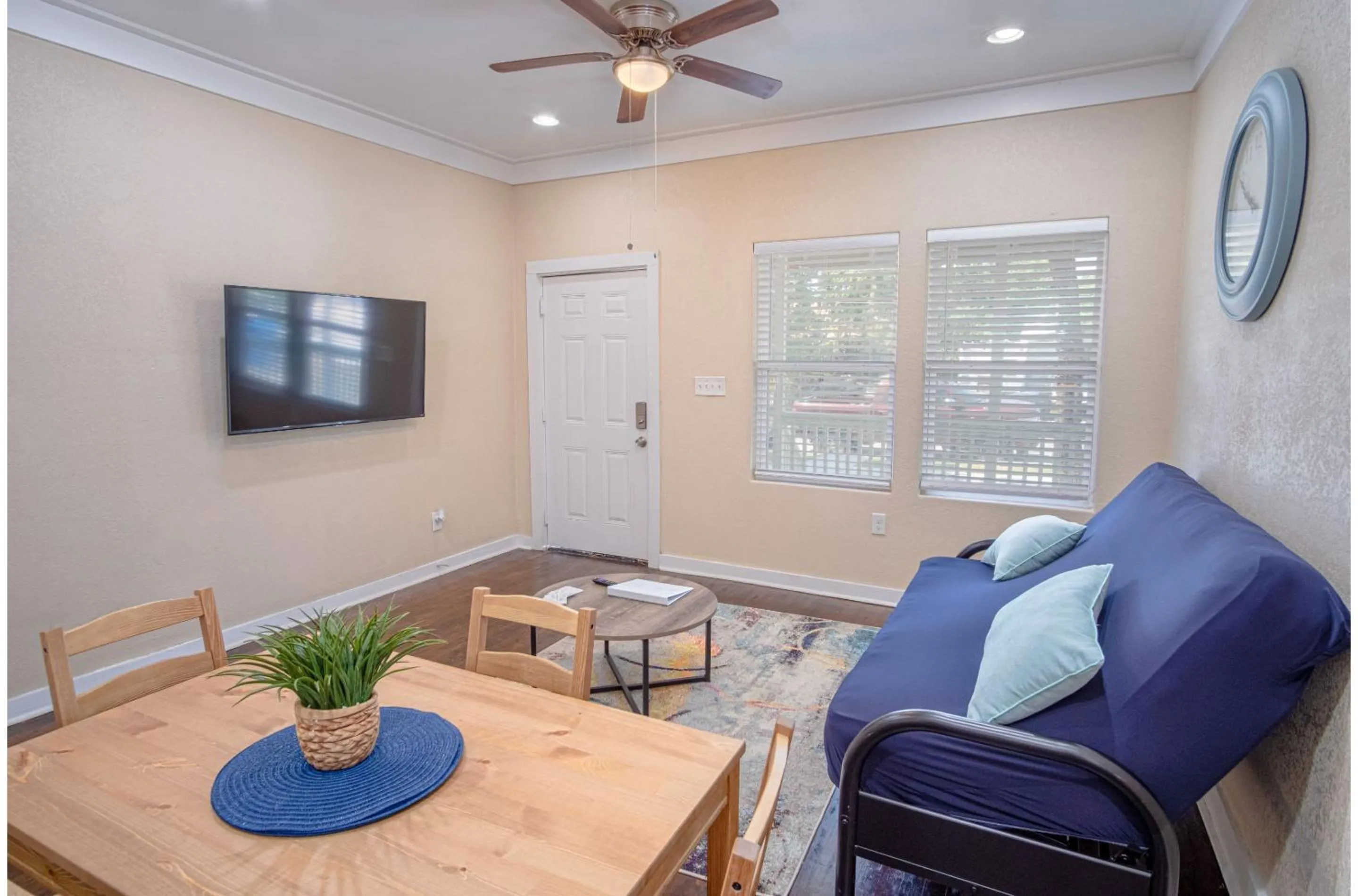 Living room in Fabulous Newly Renovated 1Br1Ba Near Downtown