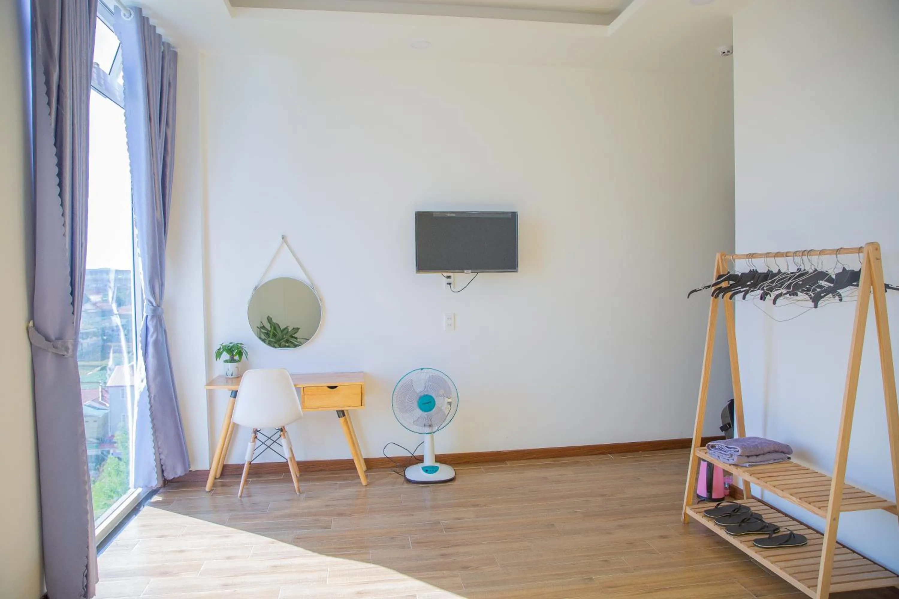 Communal lounge/ TV room in Duy Thanh hotel