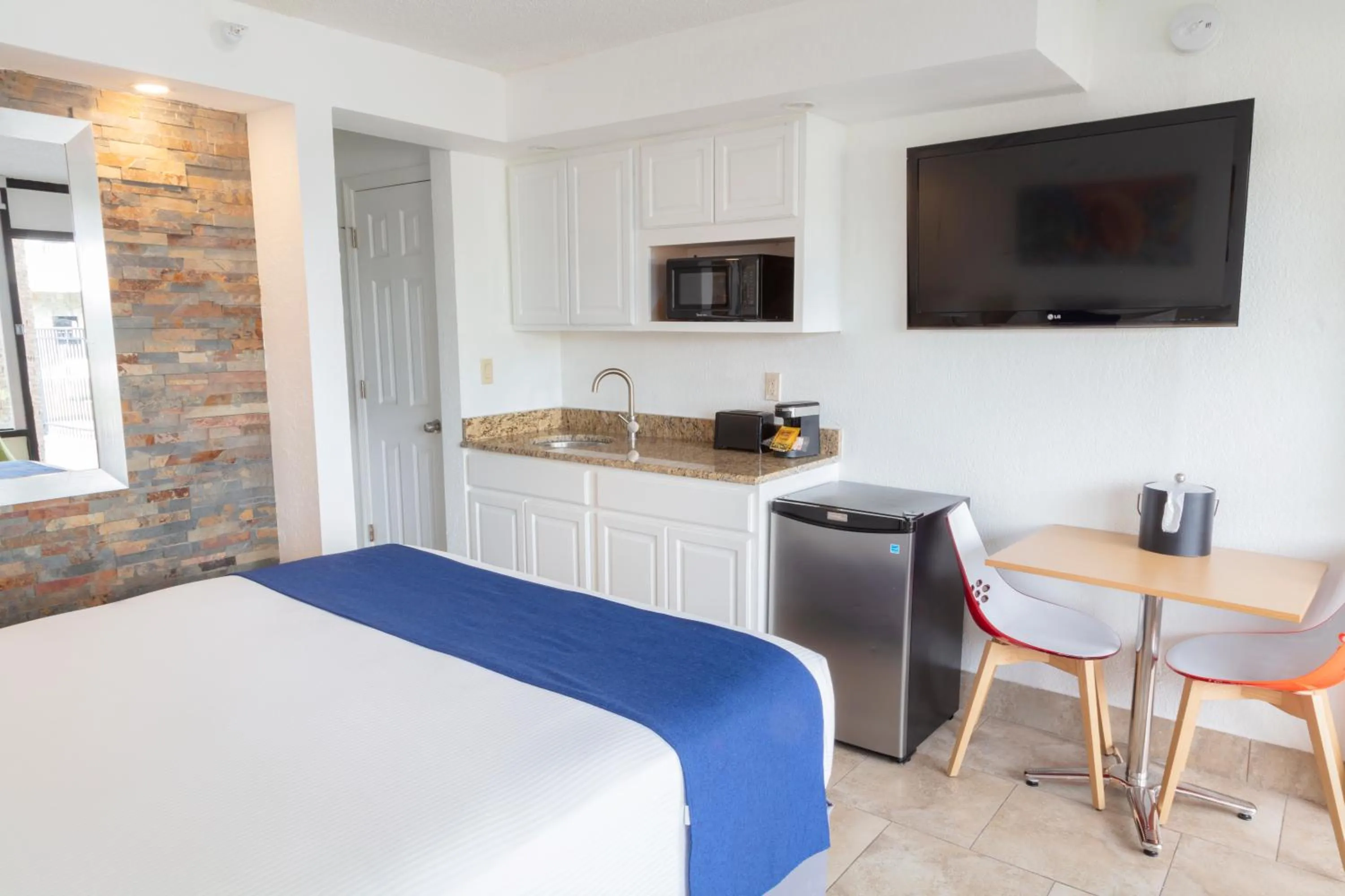 Bedroom, Bed in Park Royal Orlando